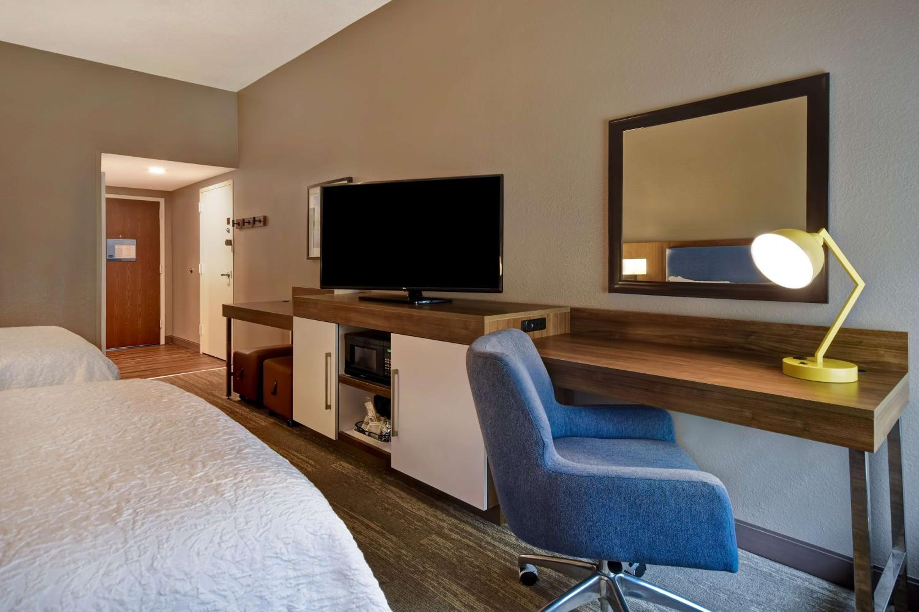 Room with Two Queen Beds - Non-Smoking - Photo 10