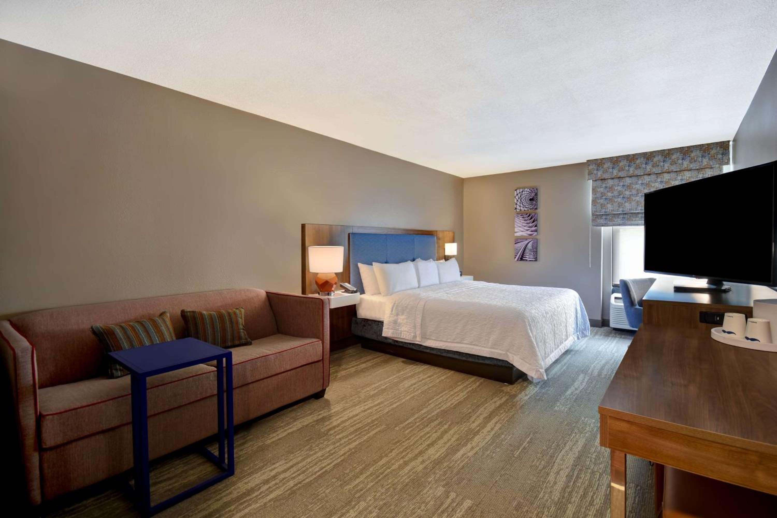 King Room - Non-Smoking - Photo 5