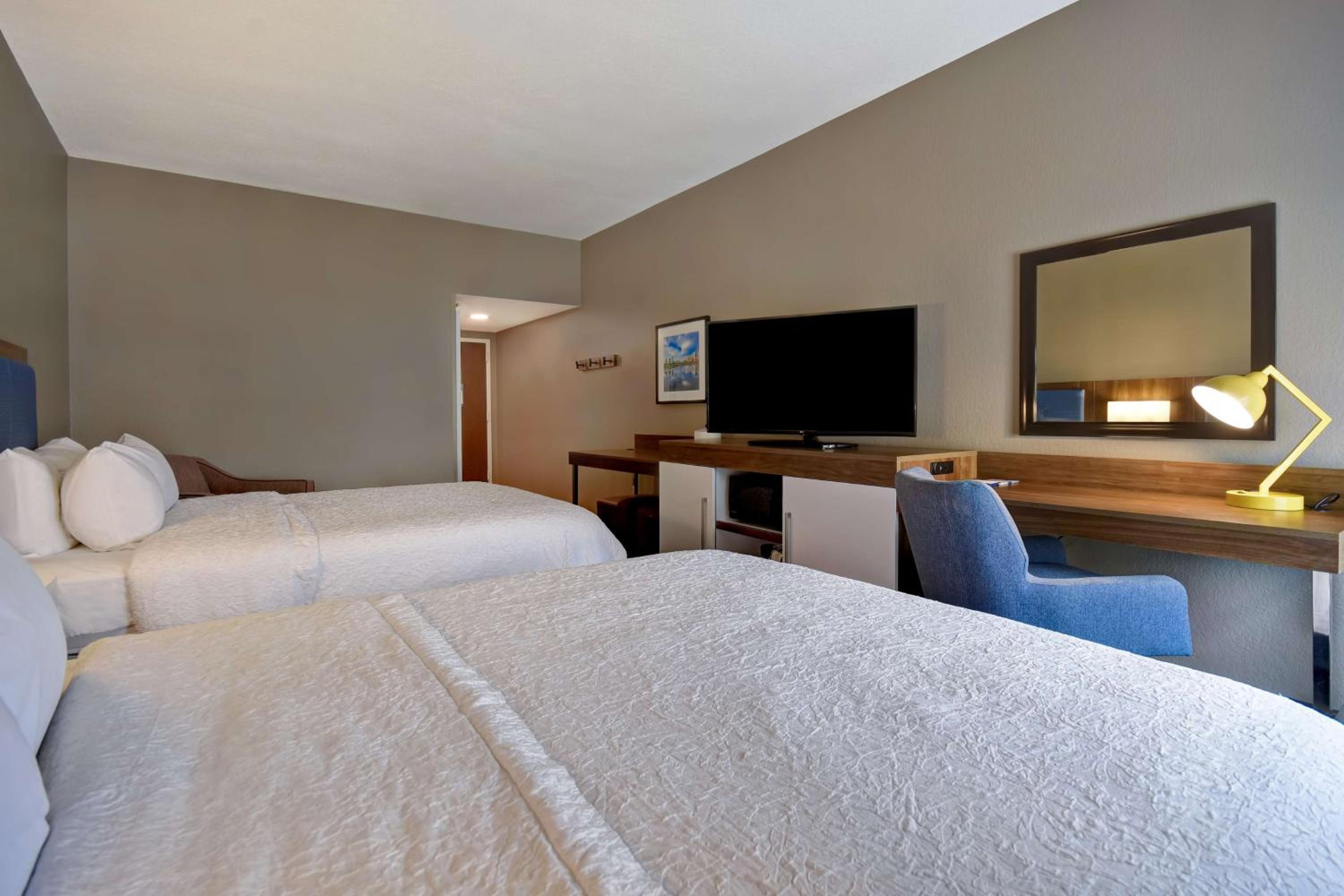 Room with Two Queen Beds - Non-Smoking - Photo 11