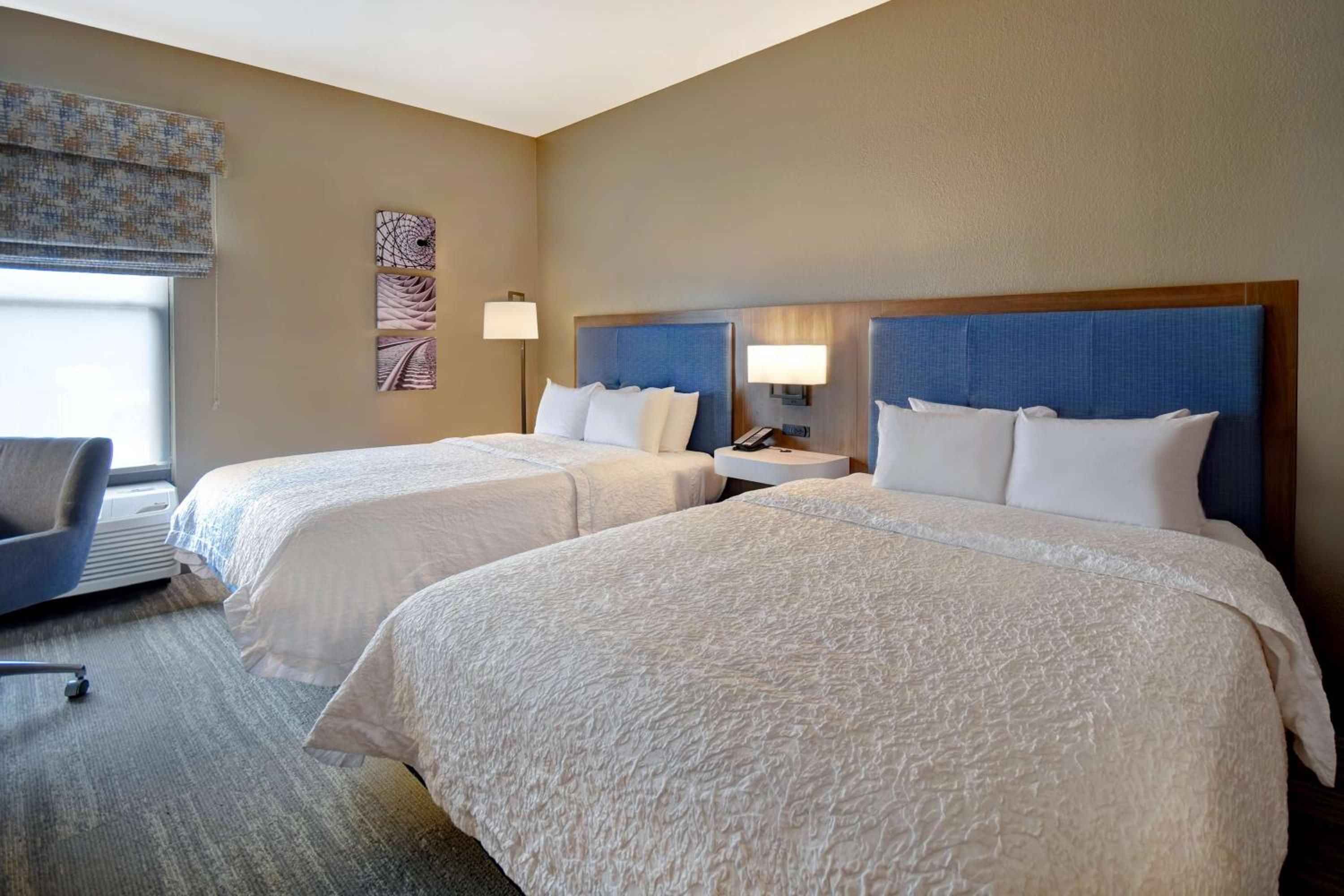 Room with Two Queen Beds - Non-Smoking - Photo 7