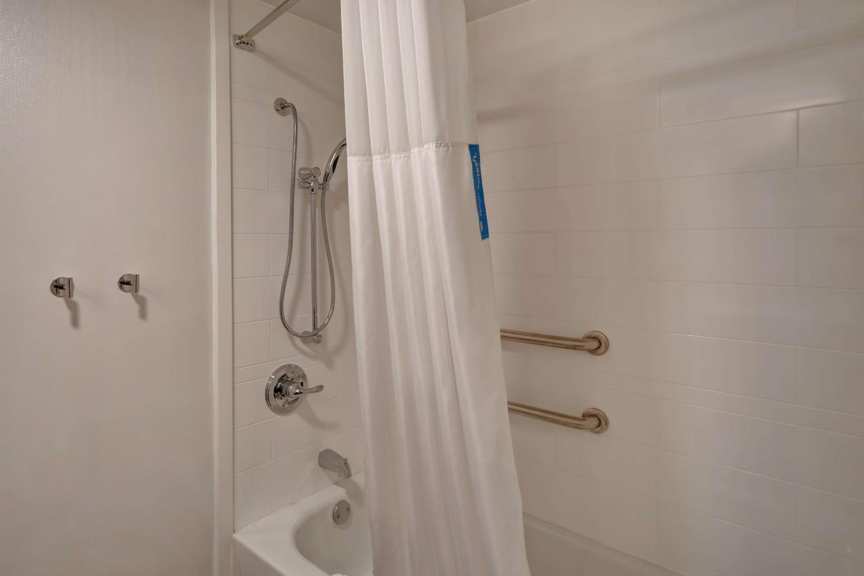 King Room with Accessible Tub - Mobility and Hearing Access/Non-Smoking - Photo 2