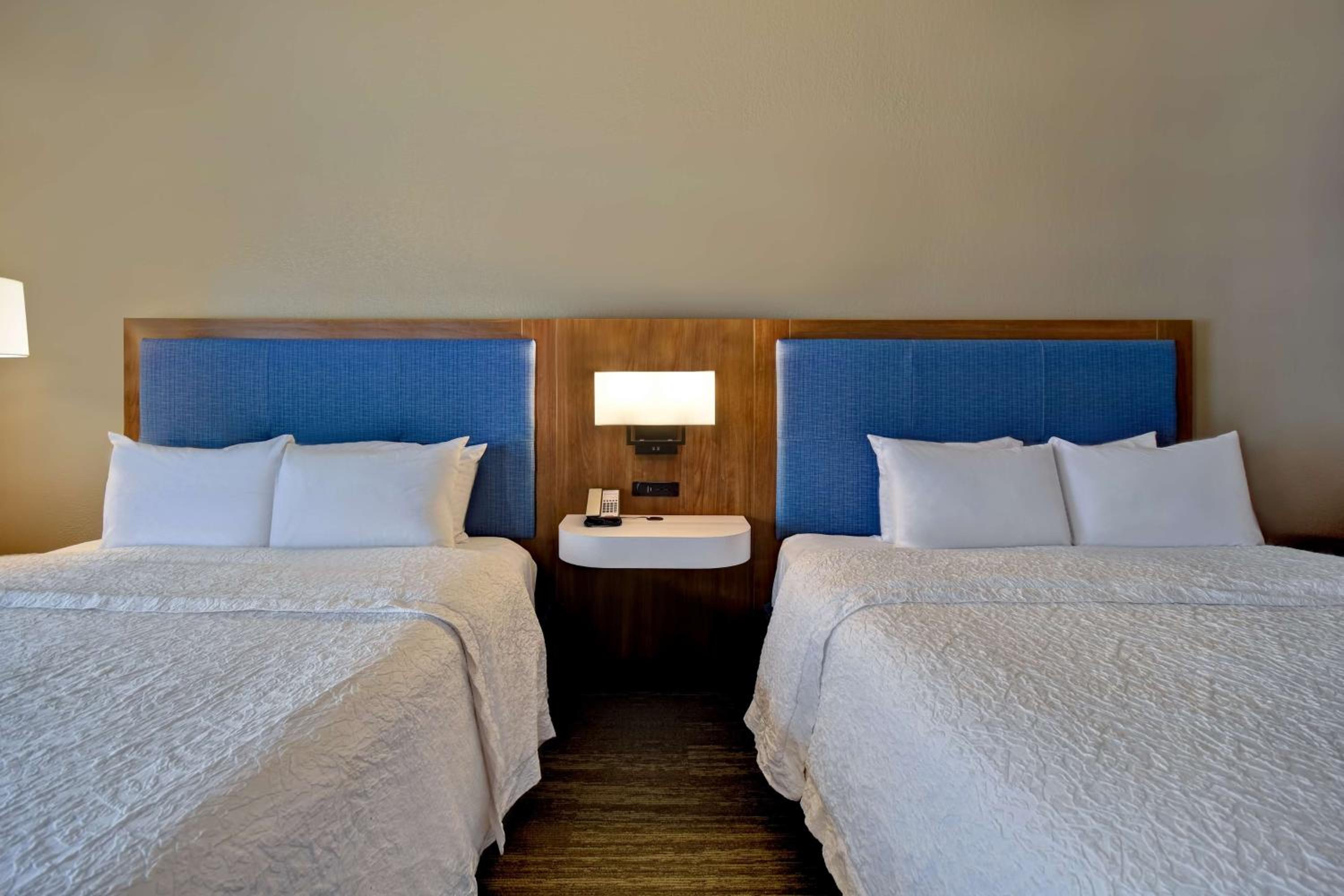 Room with Two Queen Beds - Non-Smoking - Photo 3