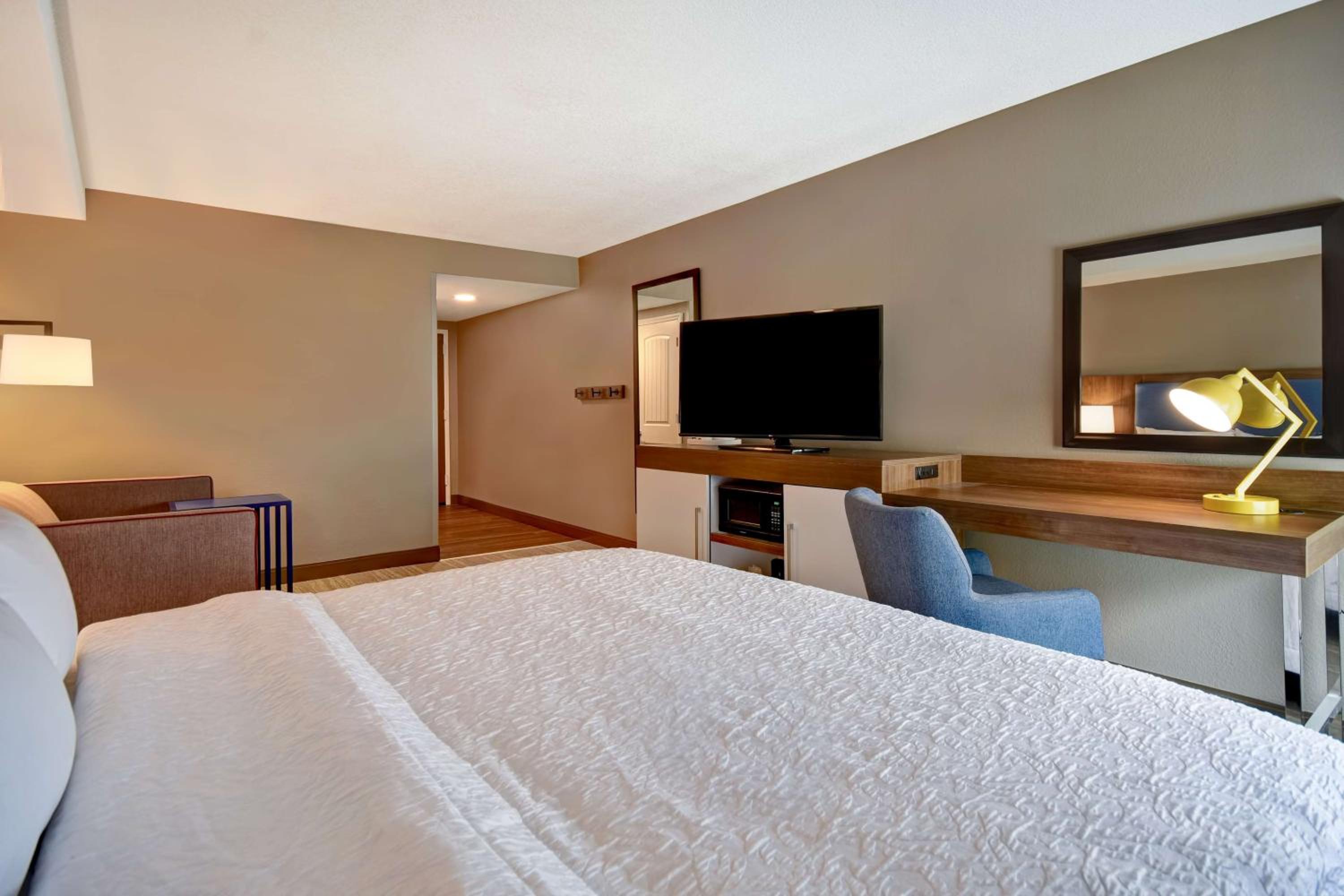 King Room - Non-Smoking - Photo 15