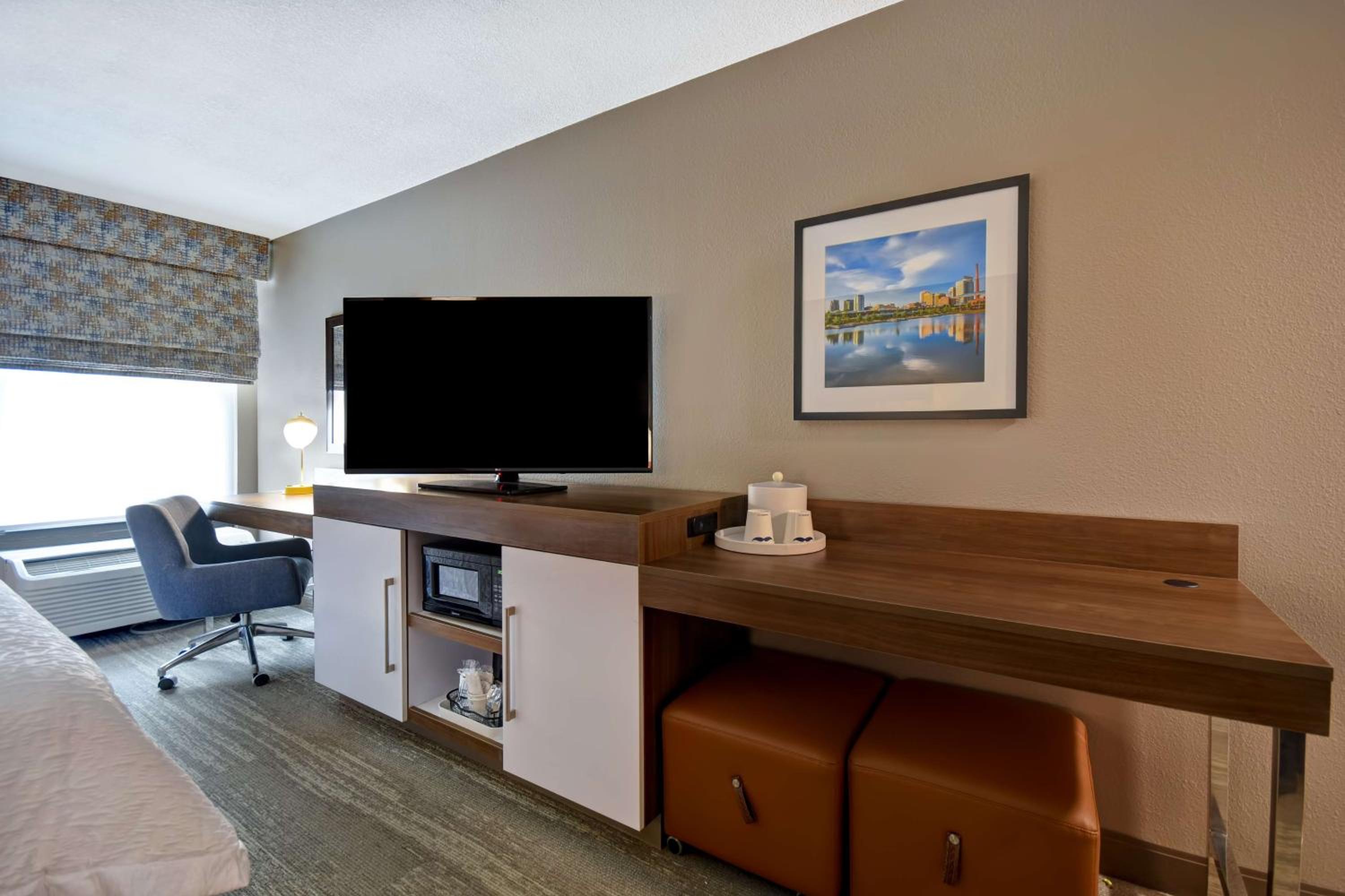 King Room - Non-Smoking - Photo 8