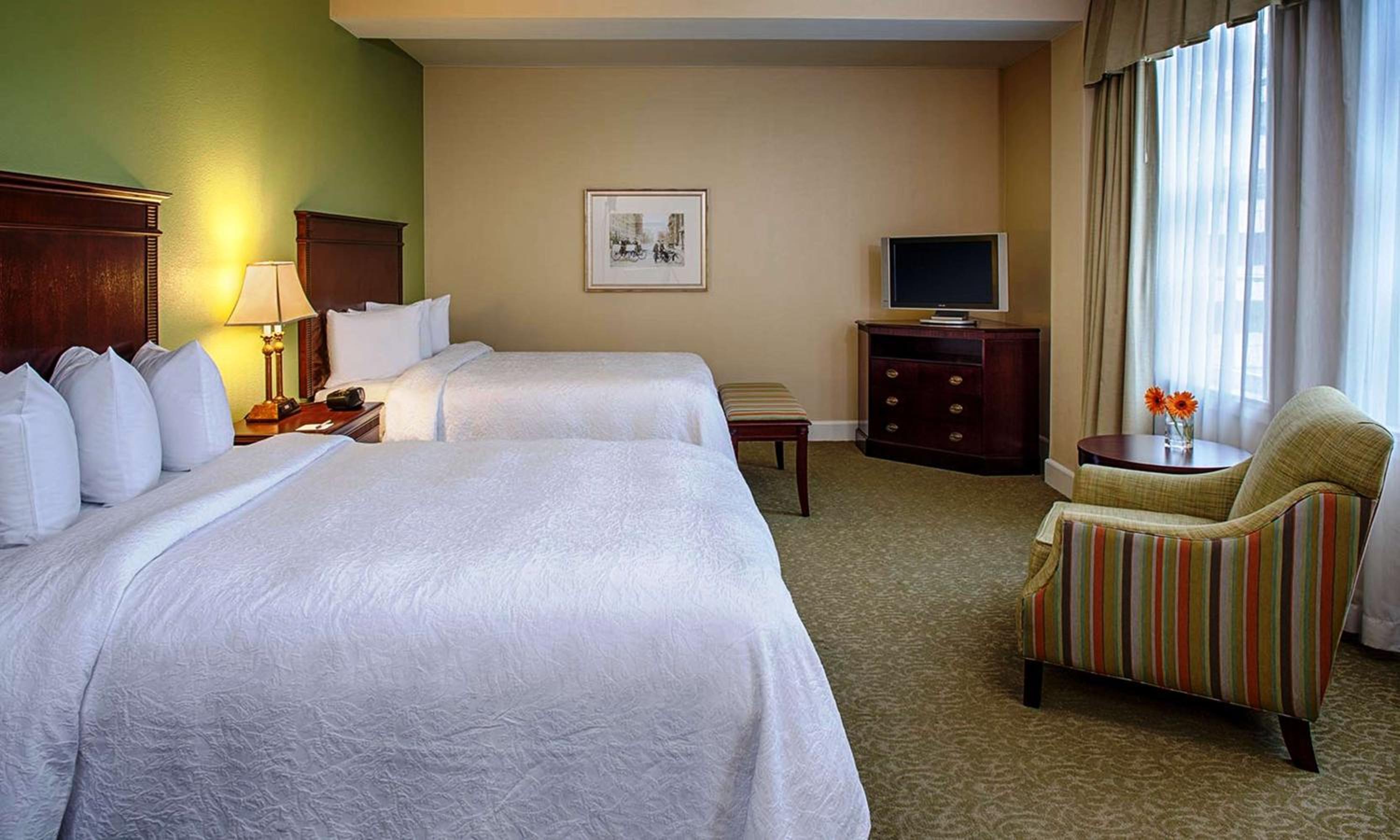 One-Bedroom Queen Suite with Two Queen Beds - Non-Smoking - Photo 3
