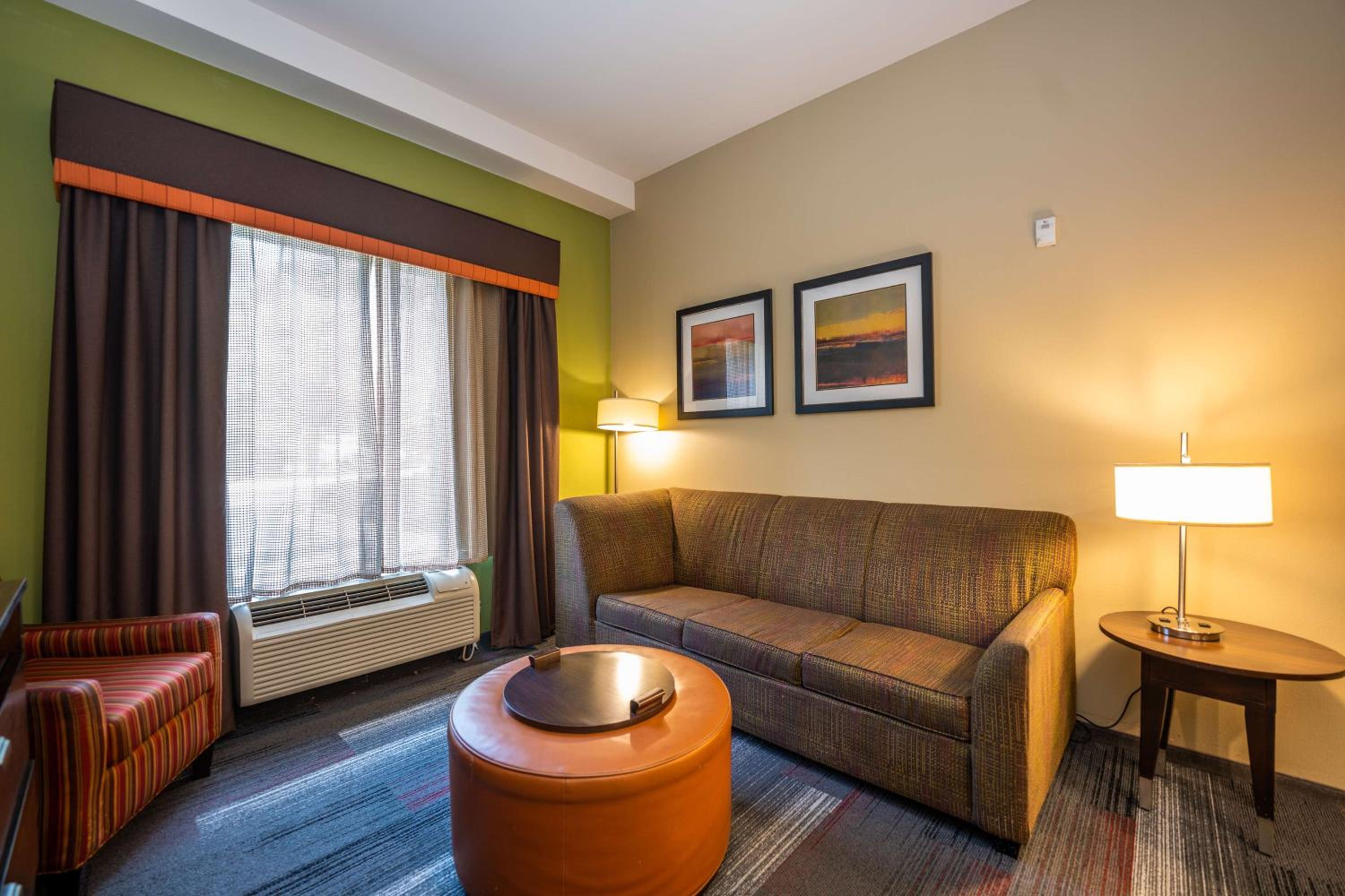 One-Bedroom Queen Suite with Two Queen Beds - Non-Smoking - Photo 1