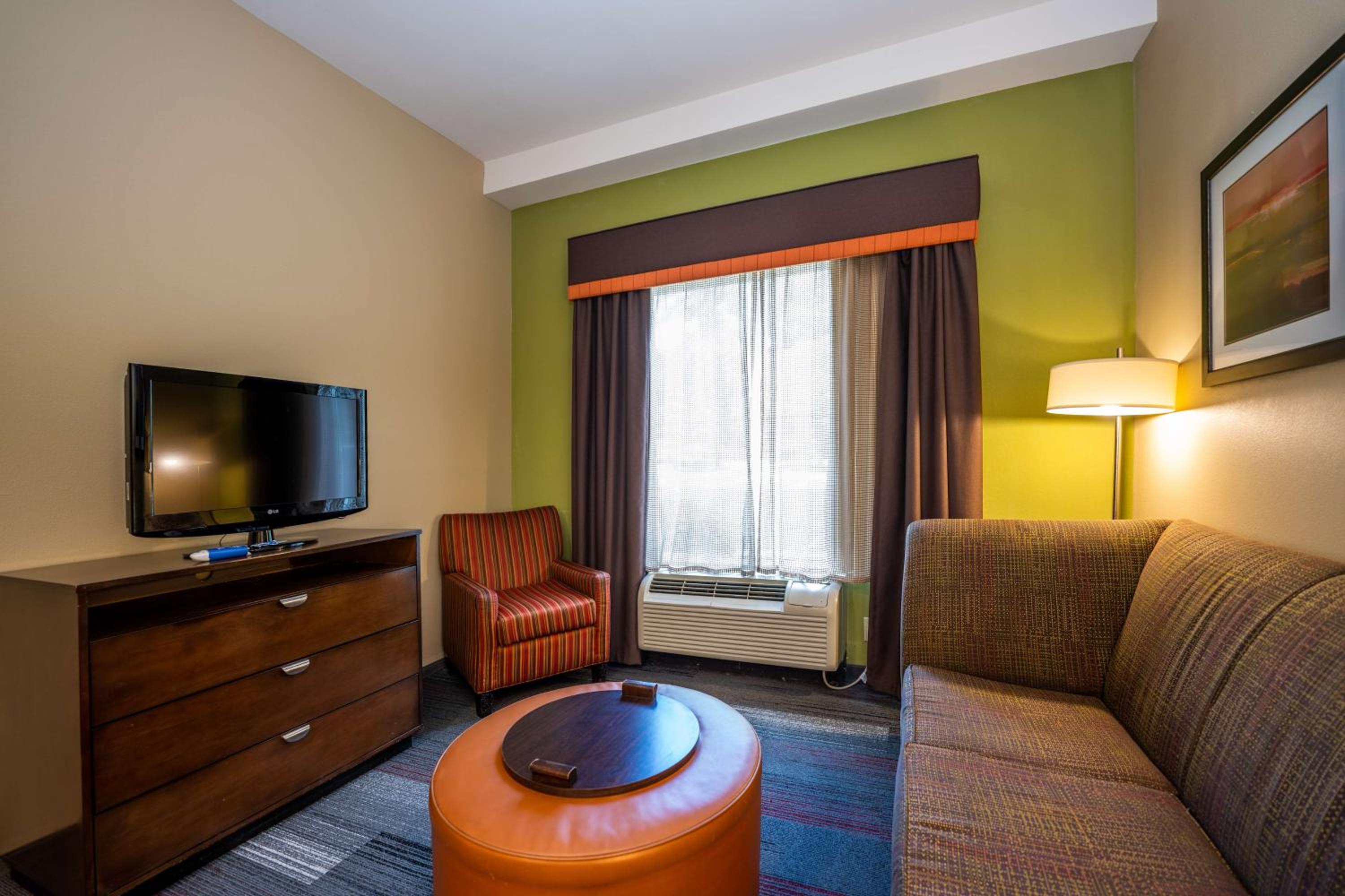 One-Bedroom Queen Suite with Two Queen Beds - Non-Smoking - Photo 5