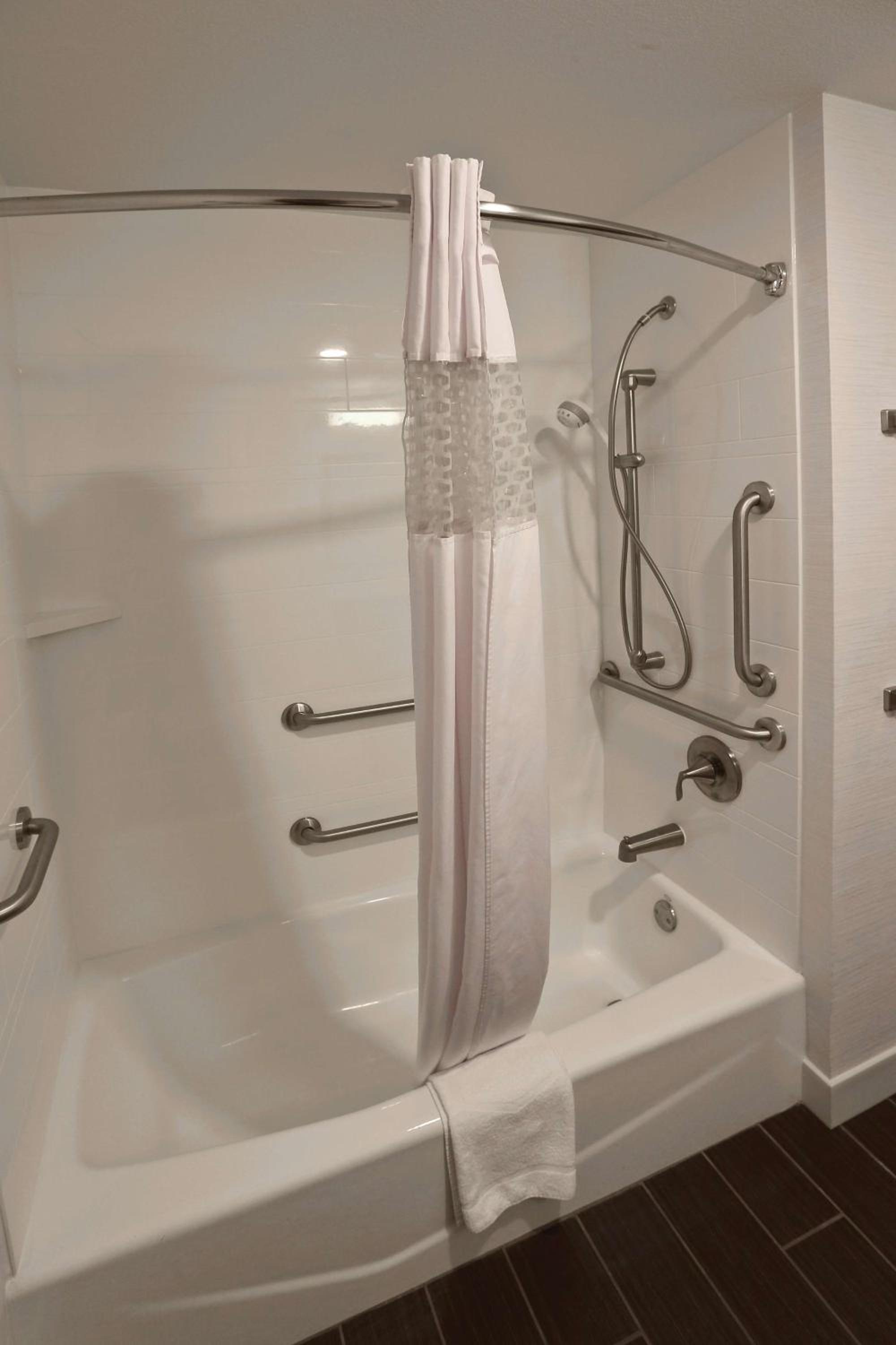 King Room with Accessible Tub - Mobility and Hearing Access/Non-Smoking - Photo 4