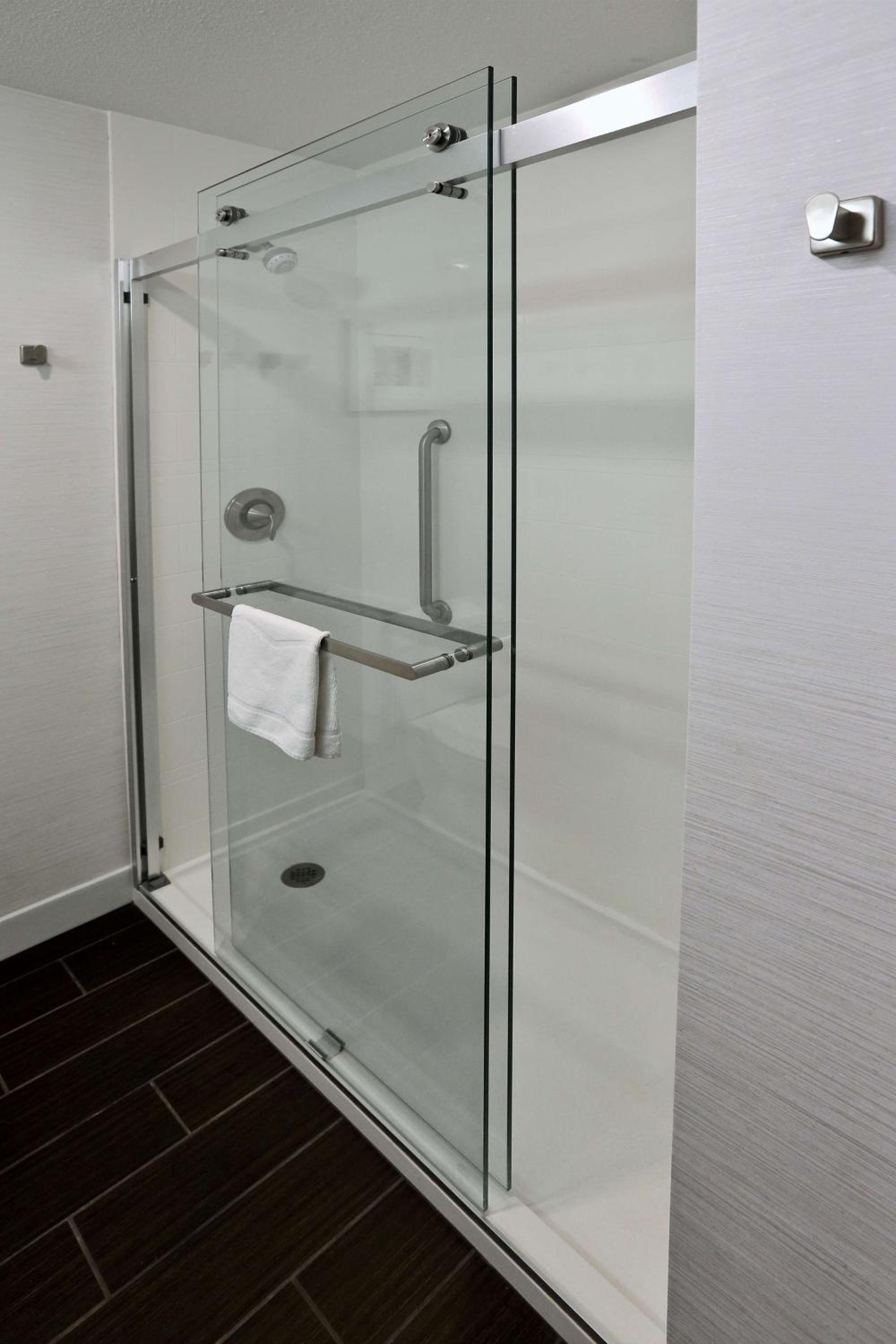 King Room with Shower - Non-Smoking - Photo 2