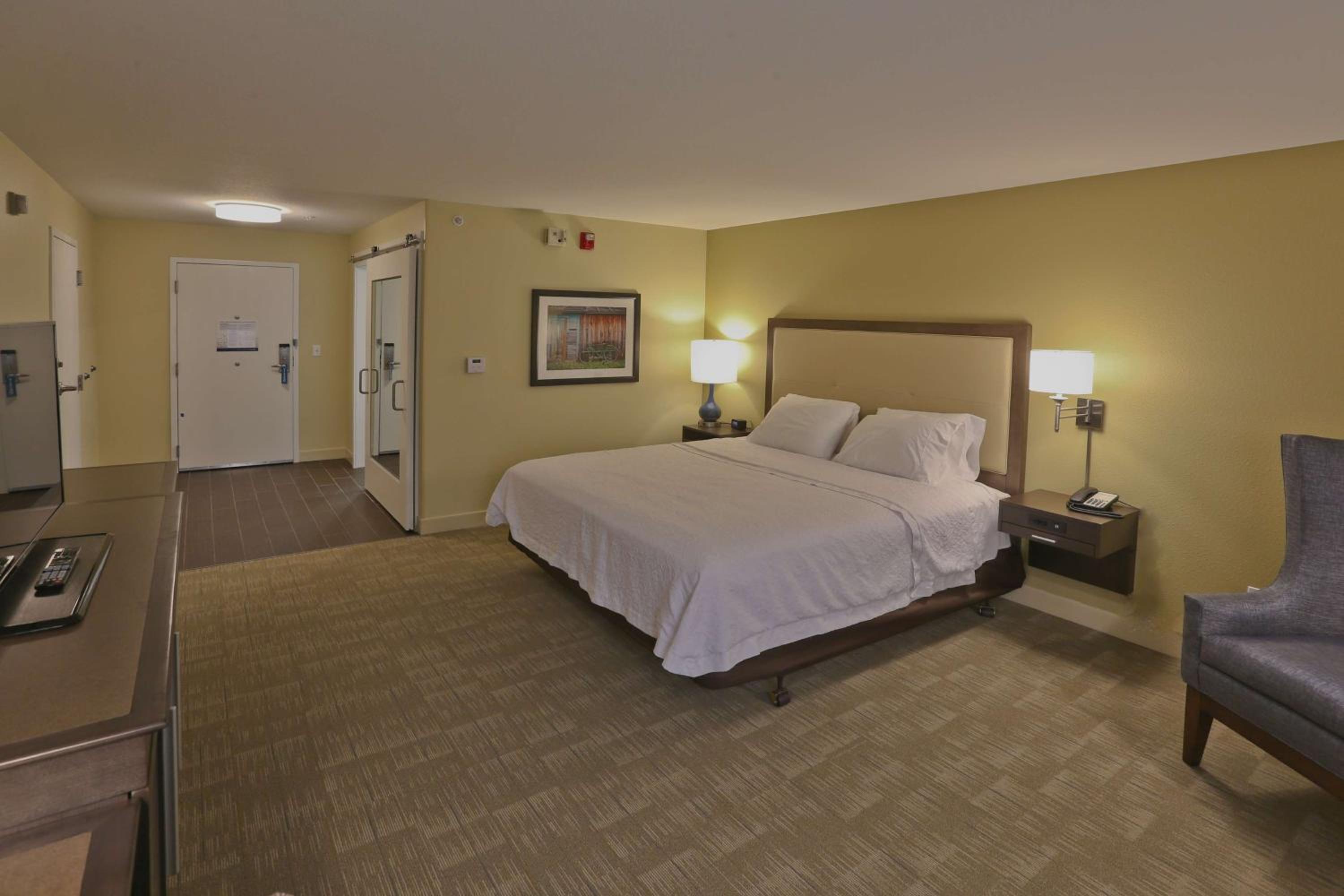 King Room with Accessible Tub - Mobility and Hearing Access/Non-Smoking - Photo 3