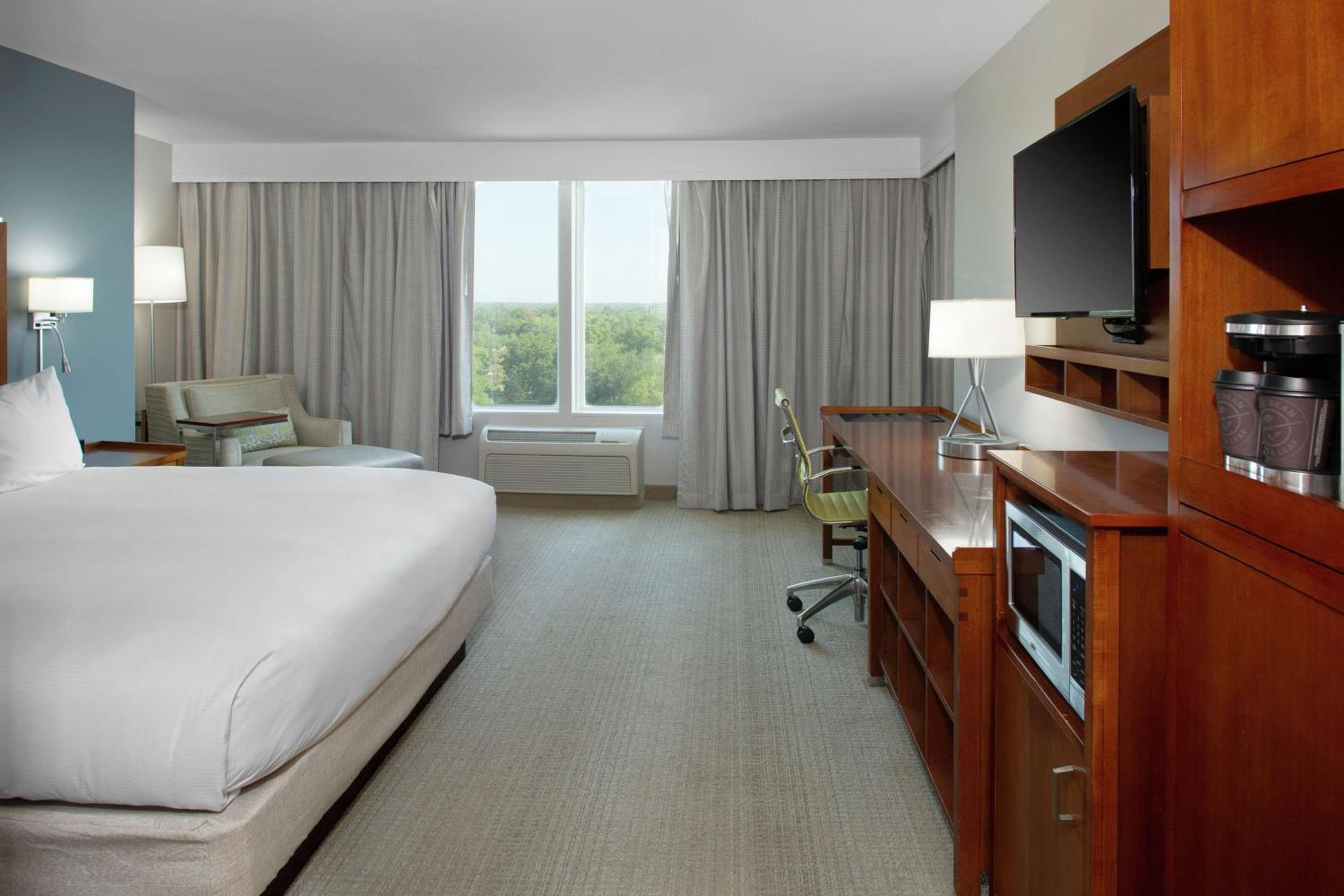 King Corner Room with City View - Photo 1