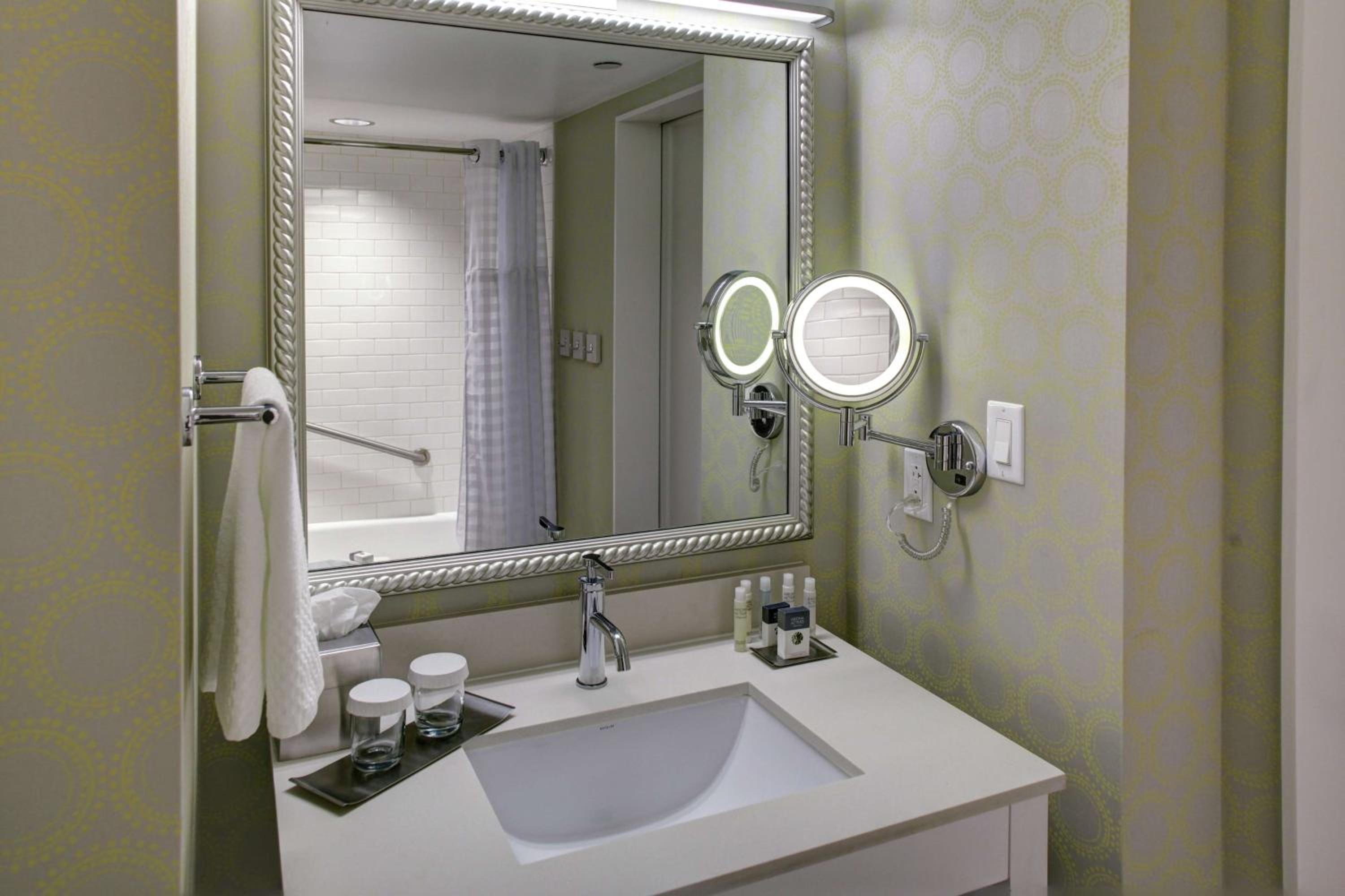 King Room with Bath Tub - Disability Access photo 3