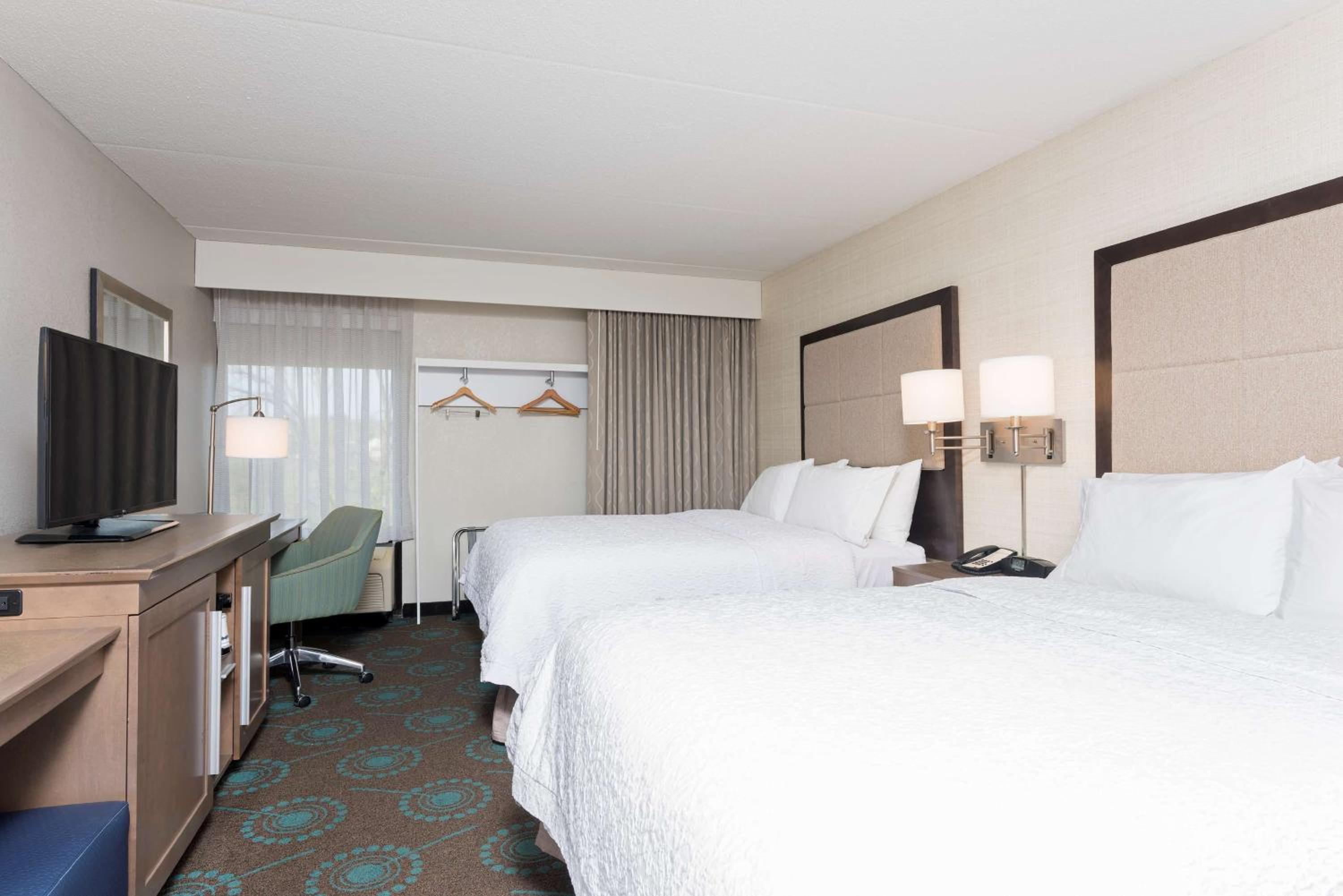 Room with Two Queen Beds - Non-Smoking - Photo 7