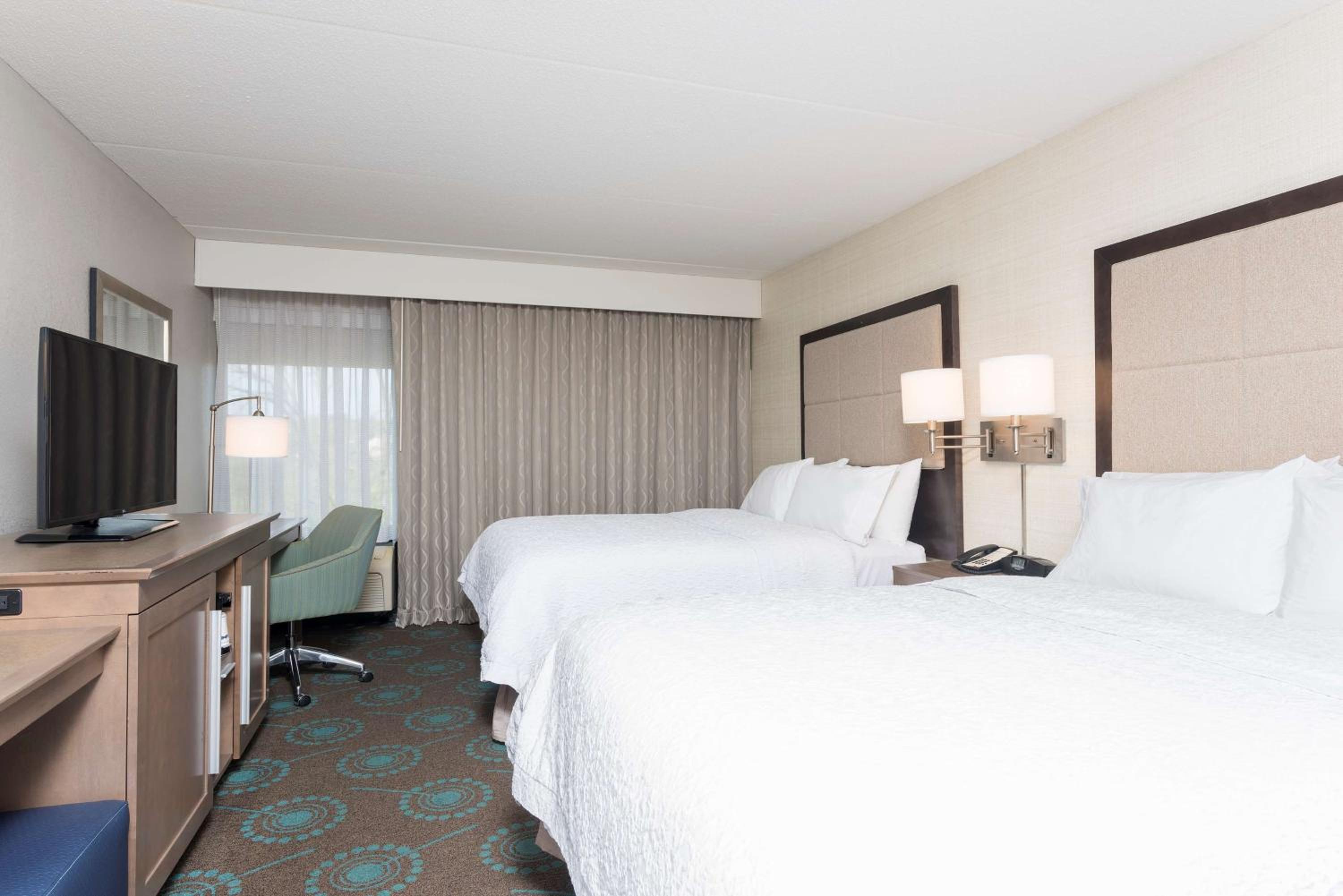Room with Two Queen Beds - Non-Smoking - Photo 4