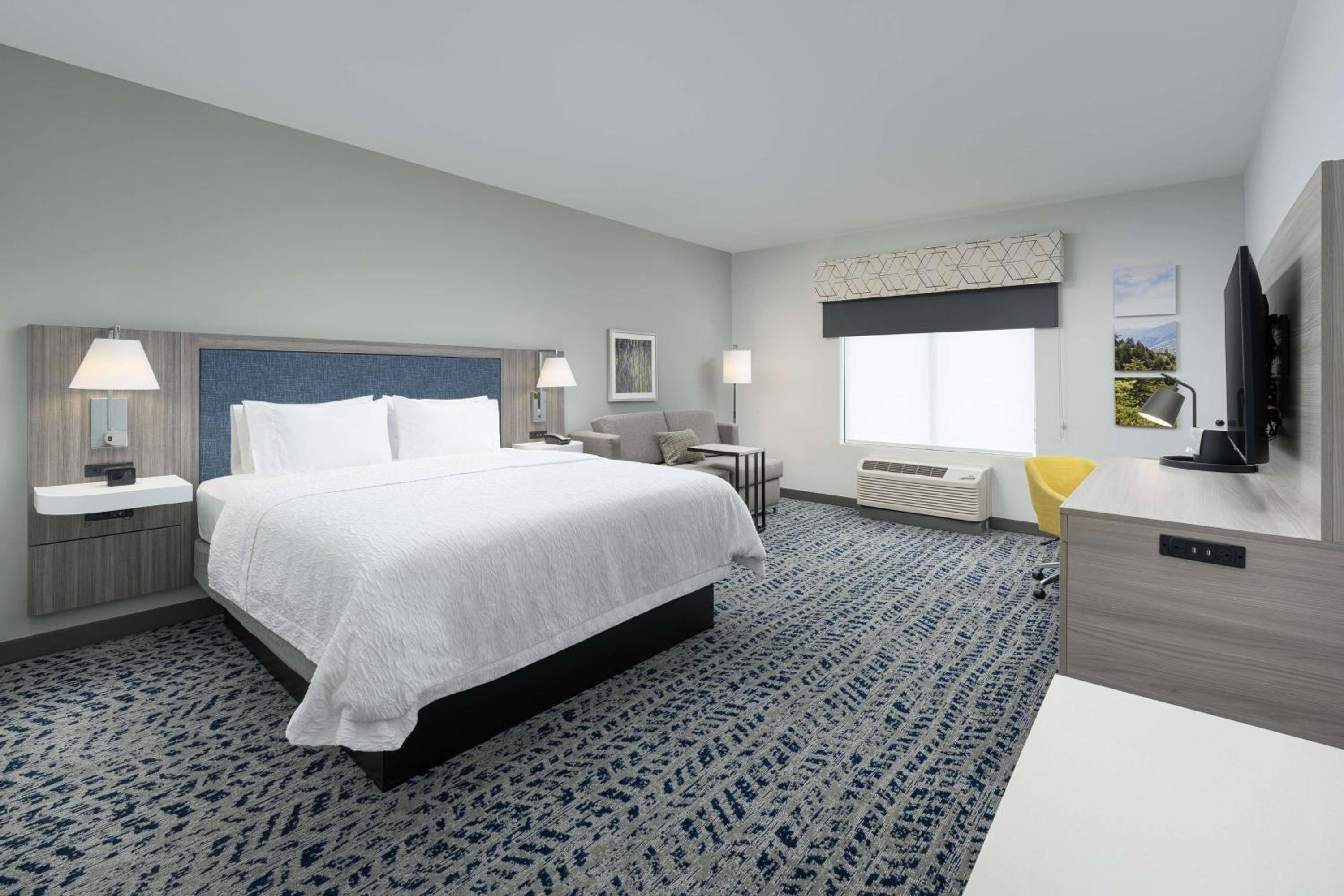 King Room with Sofa Bed - Photo 3