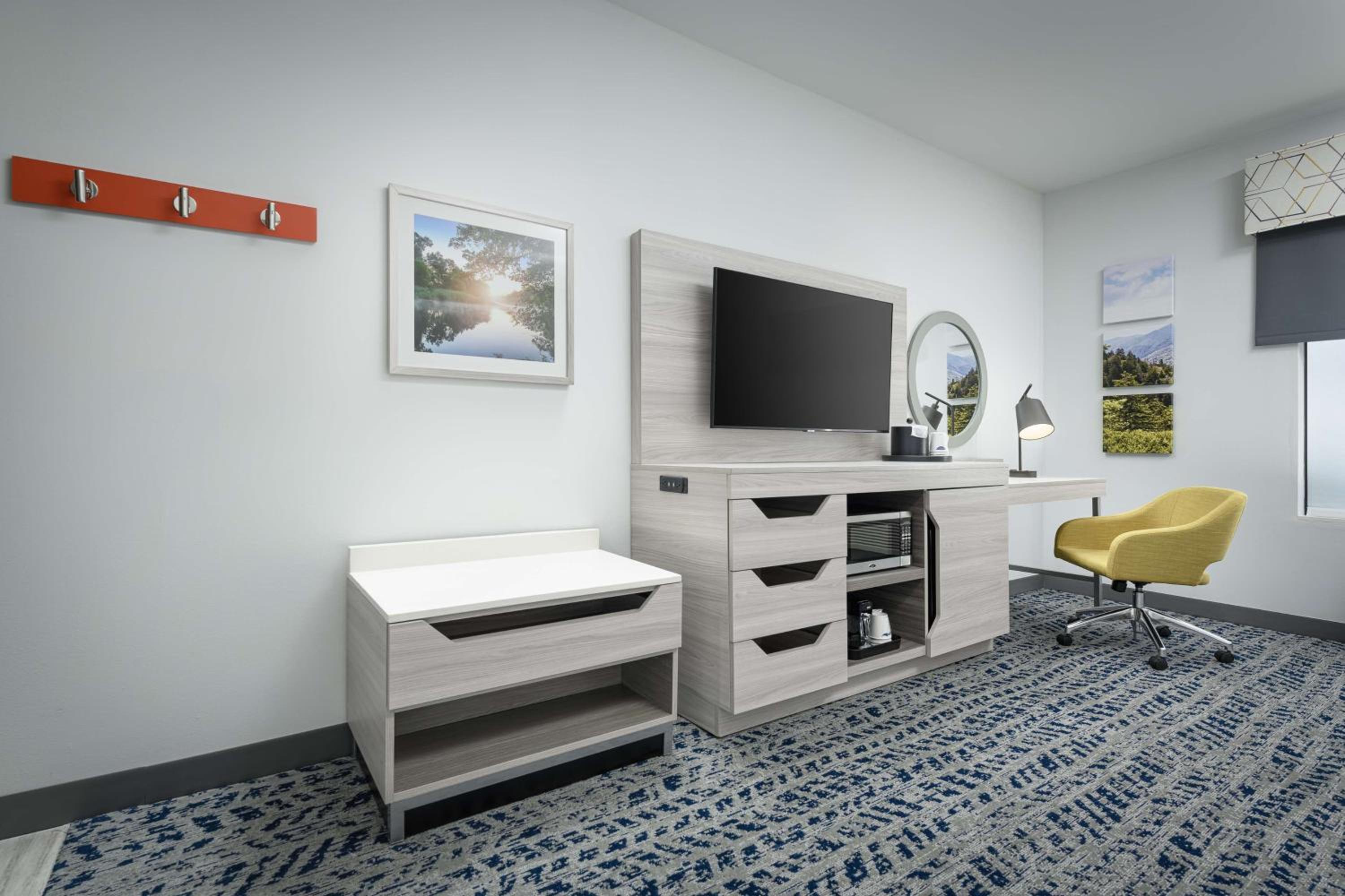 Queen Room with Two Queen Beds - Photo 1