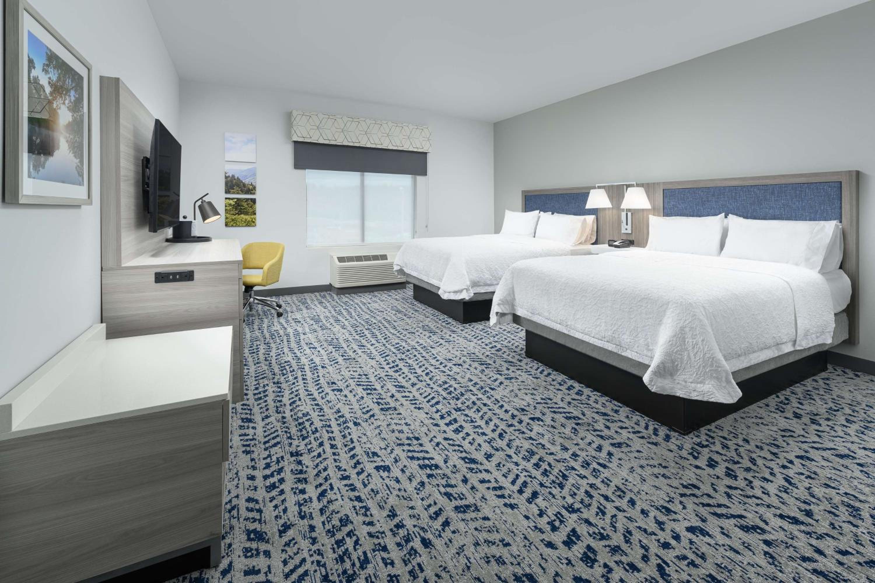 Queen Room with Two Queen Beds - Photo 2