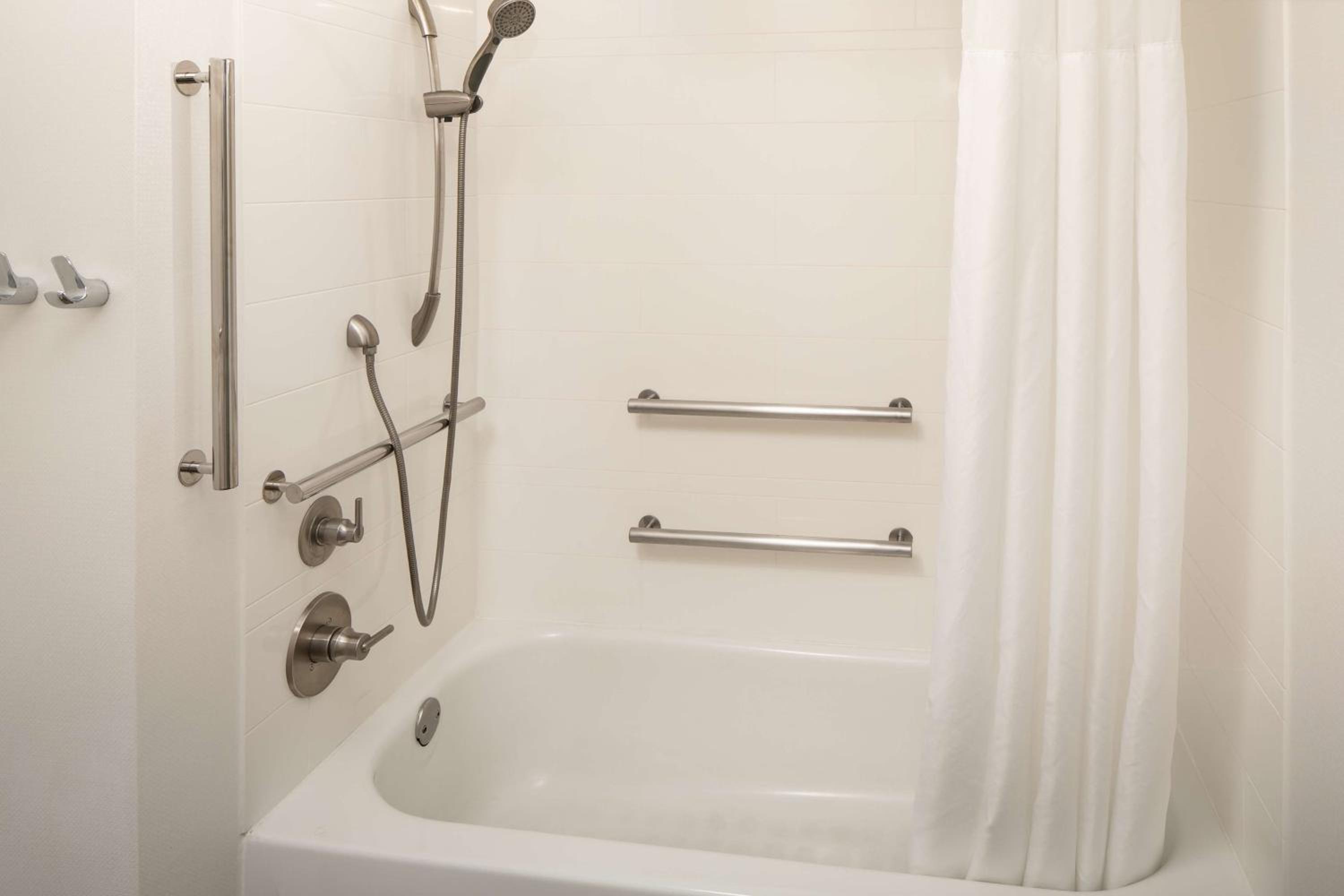 King Room with Accessible Tub - Mobility and Hearing Access/Non-Smoking - Photo 5