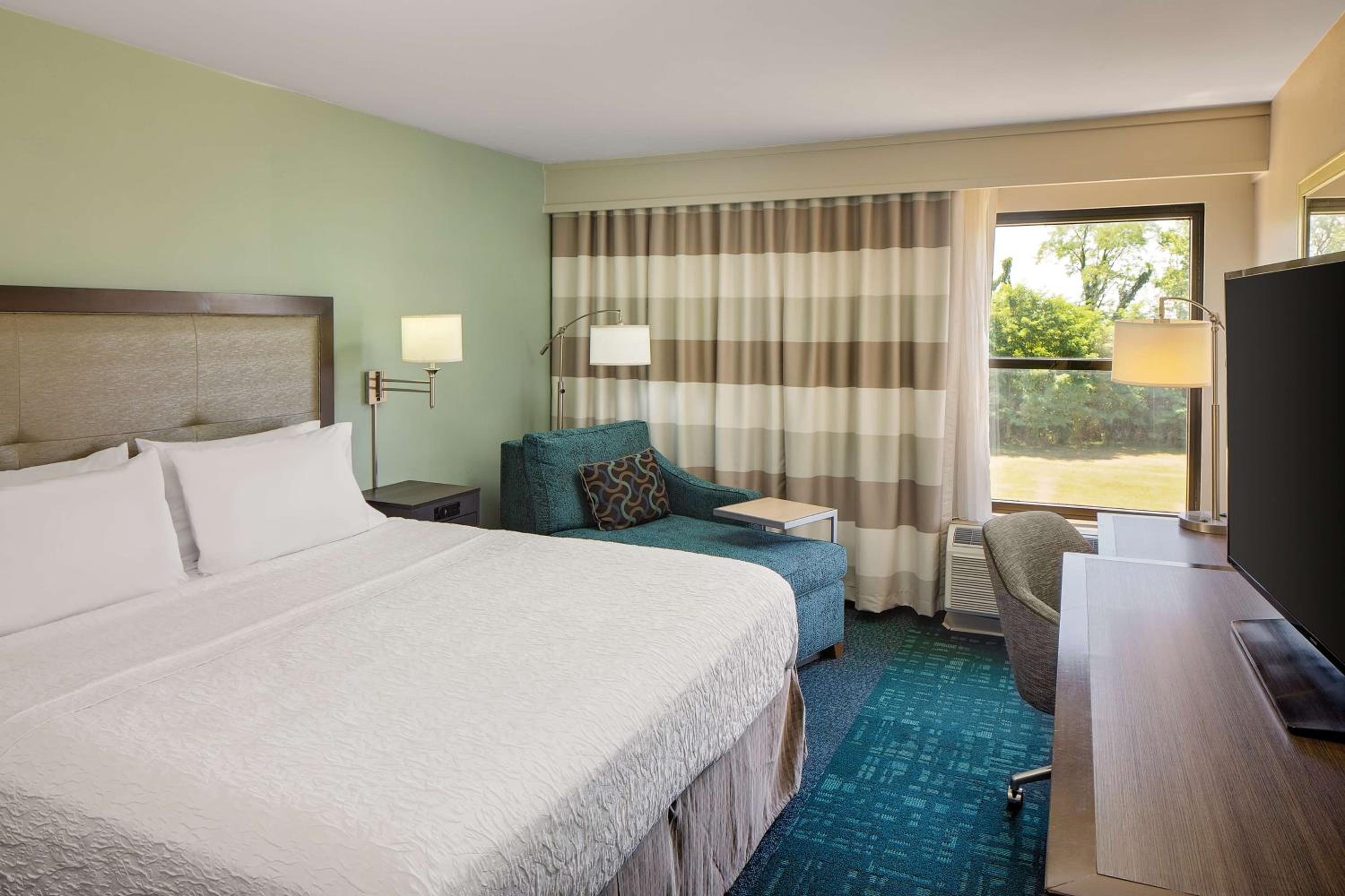 King Room with Accessible Tub - Mobility and Hearing Access/Non-Smoking - Photo 6