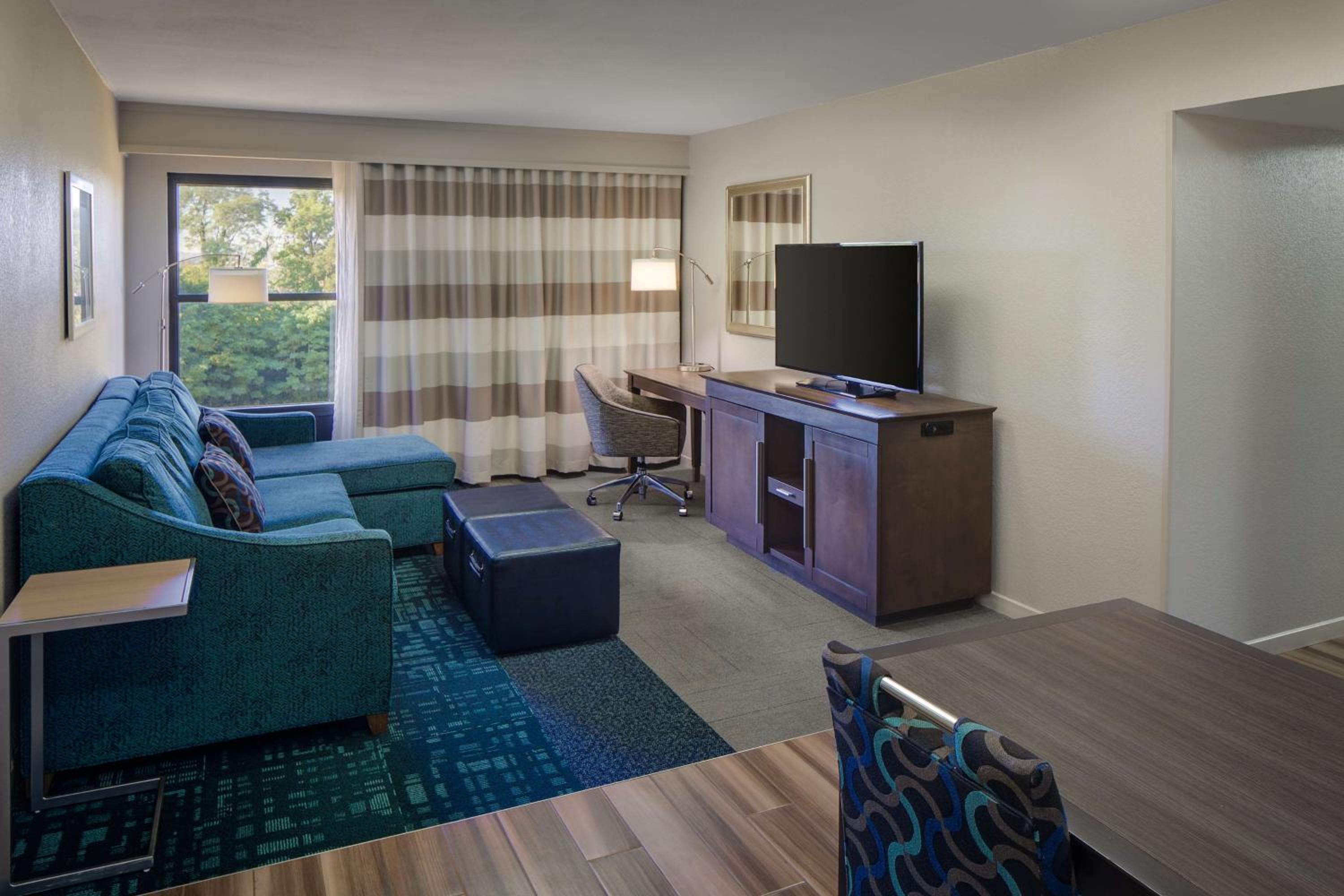 One-Bedroom Queen Suite with Two Queen Beds - Non-Smoking - Photo 7