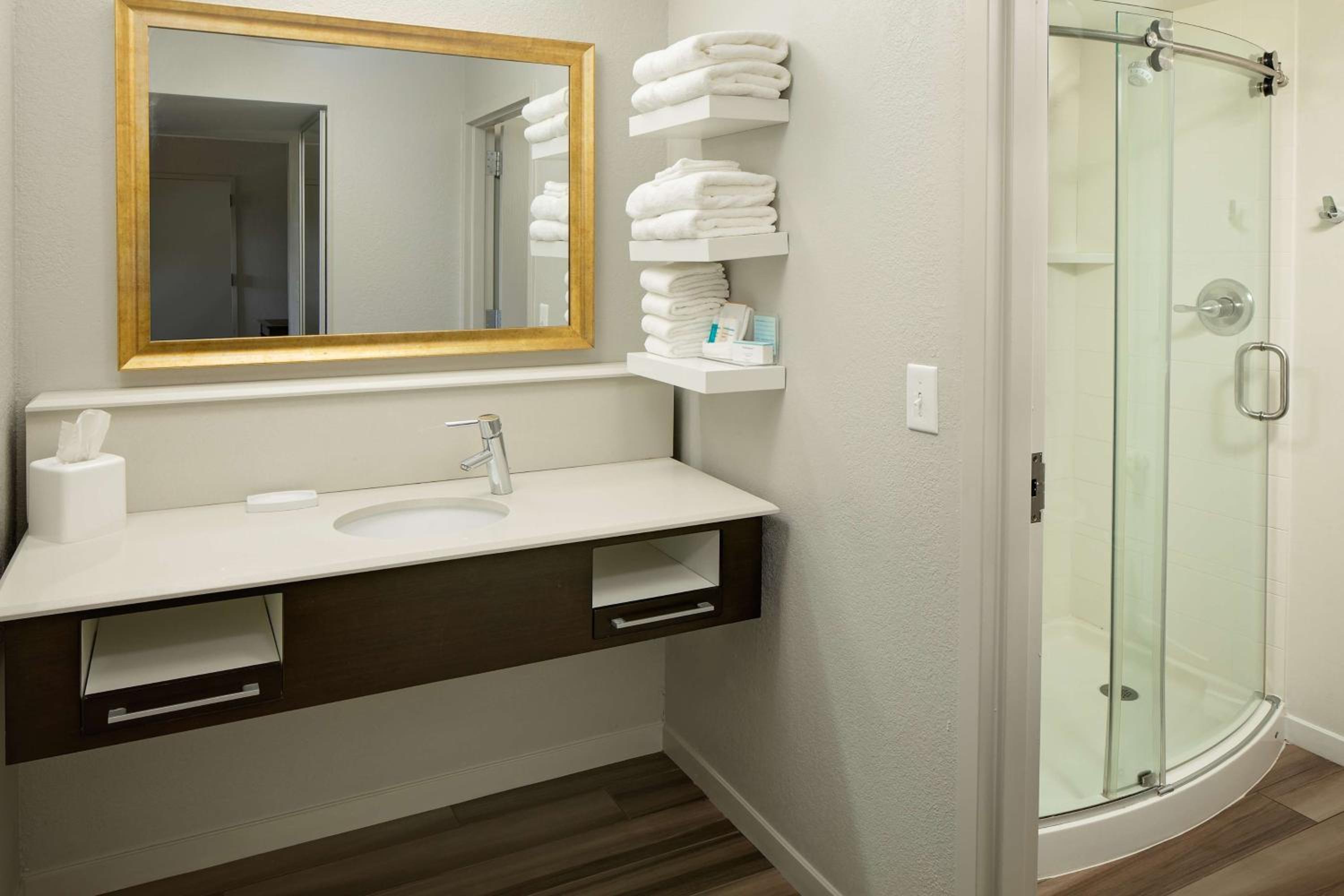 One-Bedroom Queen Suite with Two Queen Beds - Non-Smoking - Photo 5