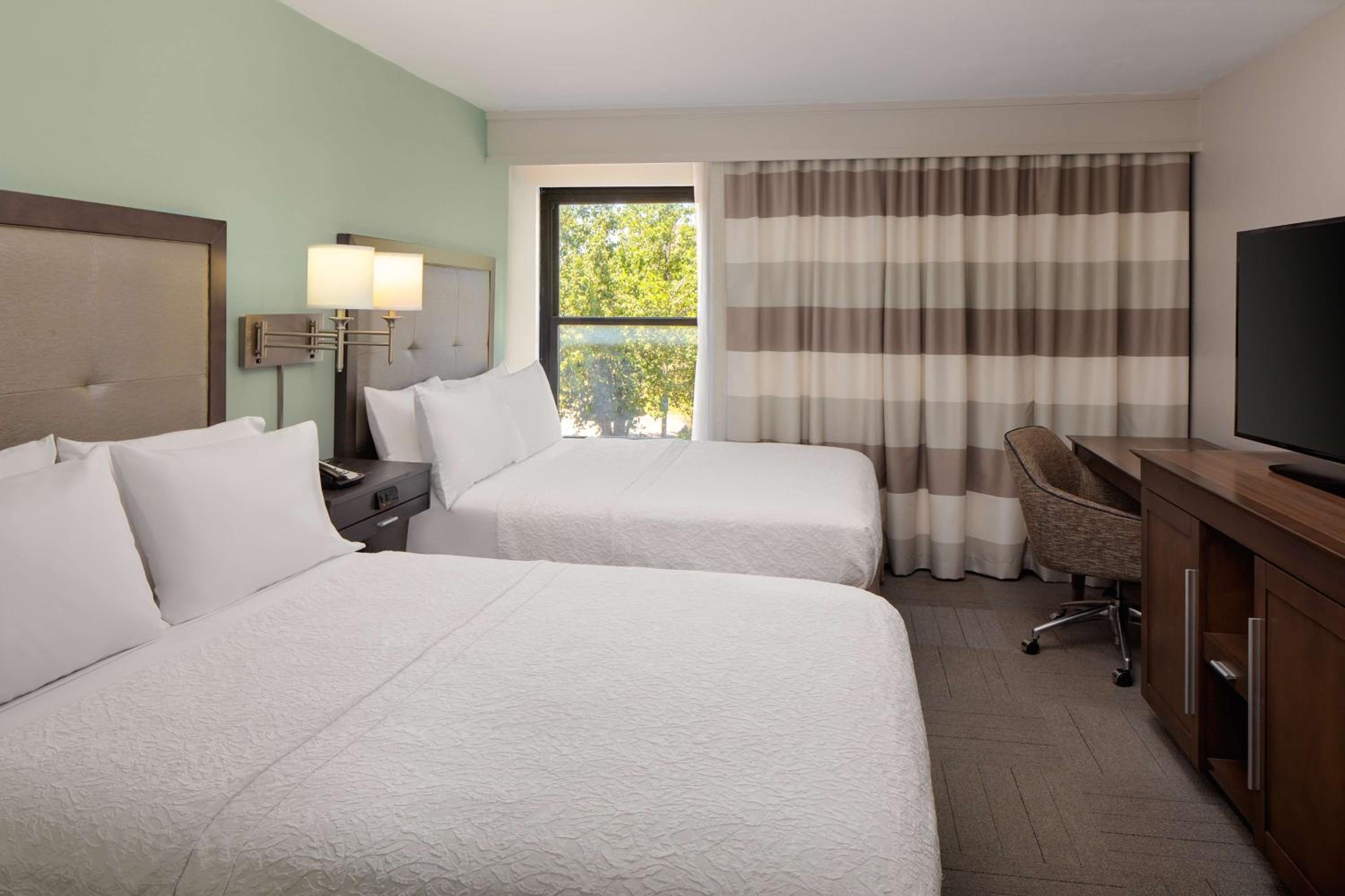 One-Bedroom Queen Suite with Two Queen Beds - Non-Smoking - Photo 8