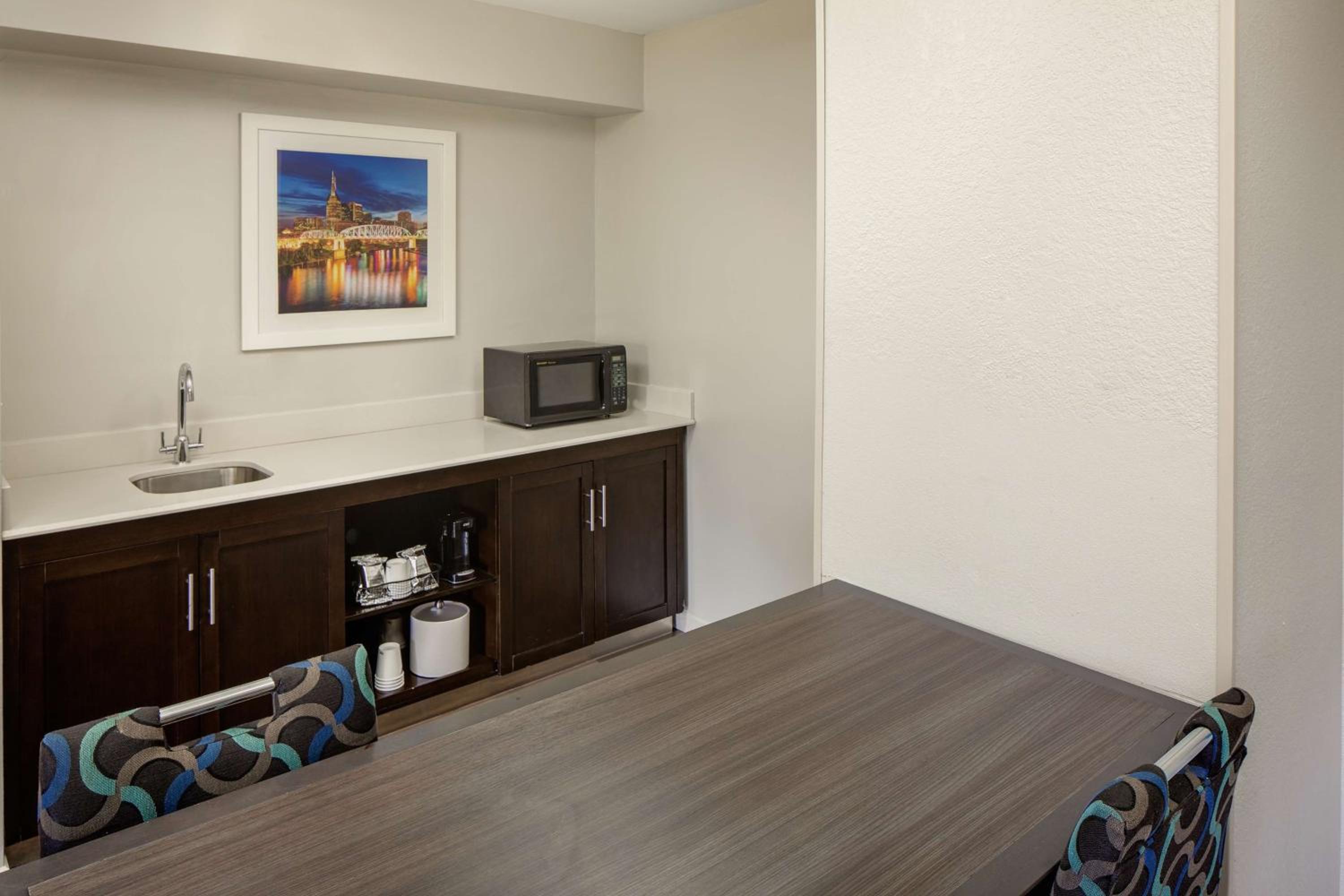 One-Bedroom Queen Suite with Two Queen Beds - Non-Smoking - Photo 9