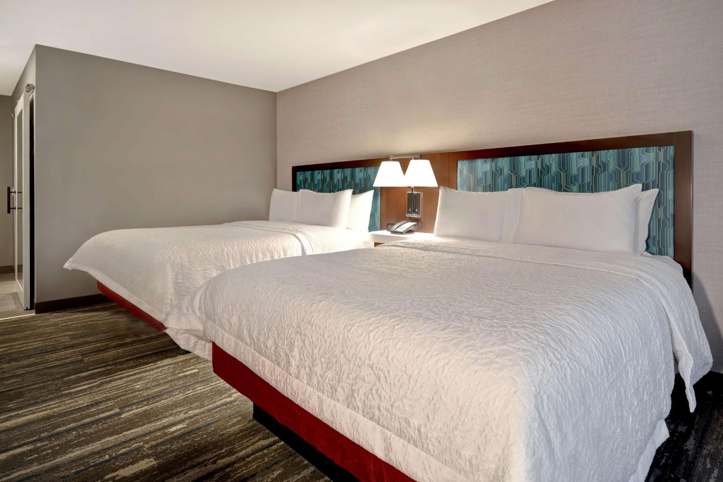 Queen Room with Two Queen Beds - Photo 5