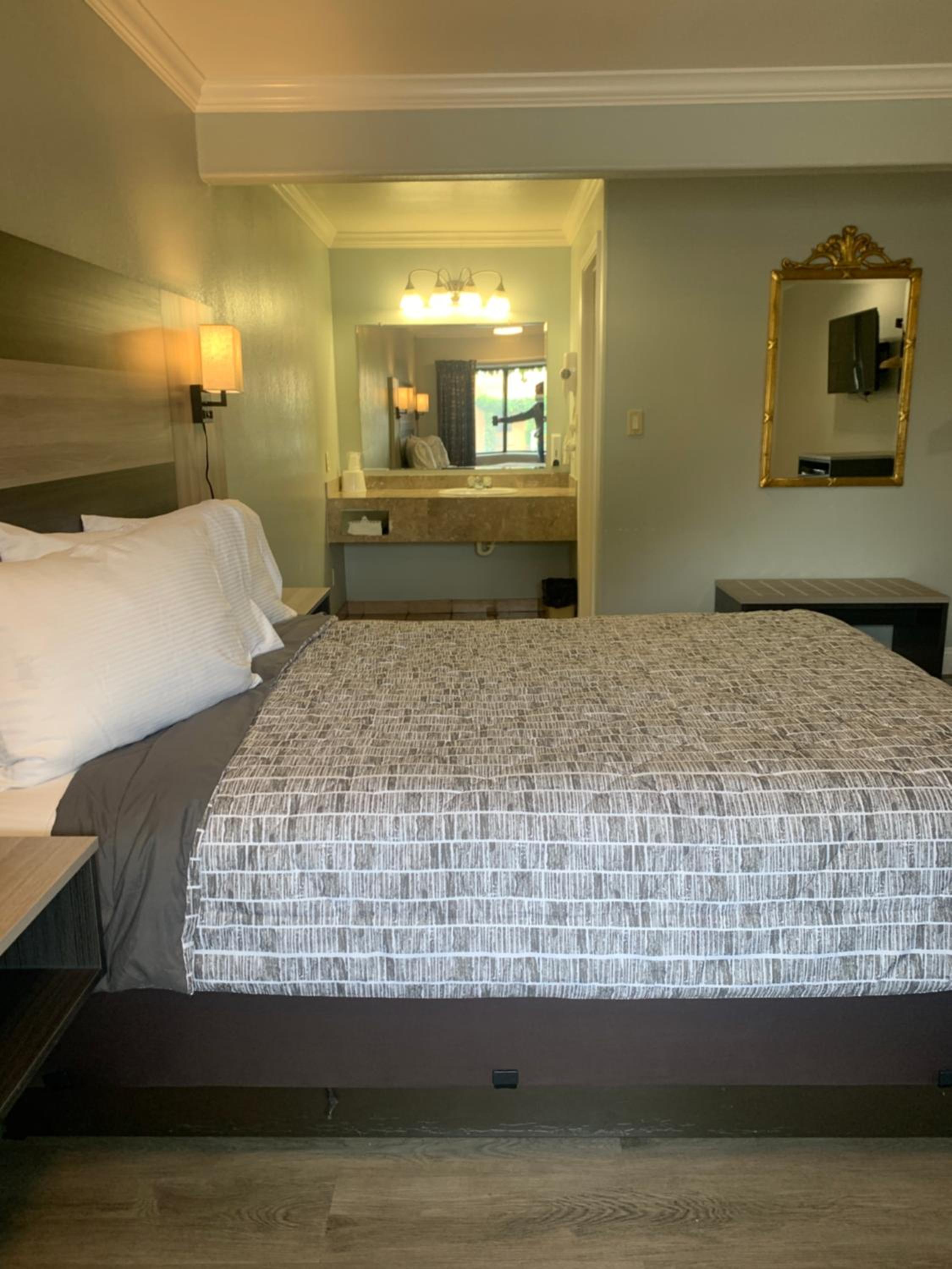 Queen Room - Photo 8