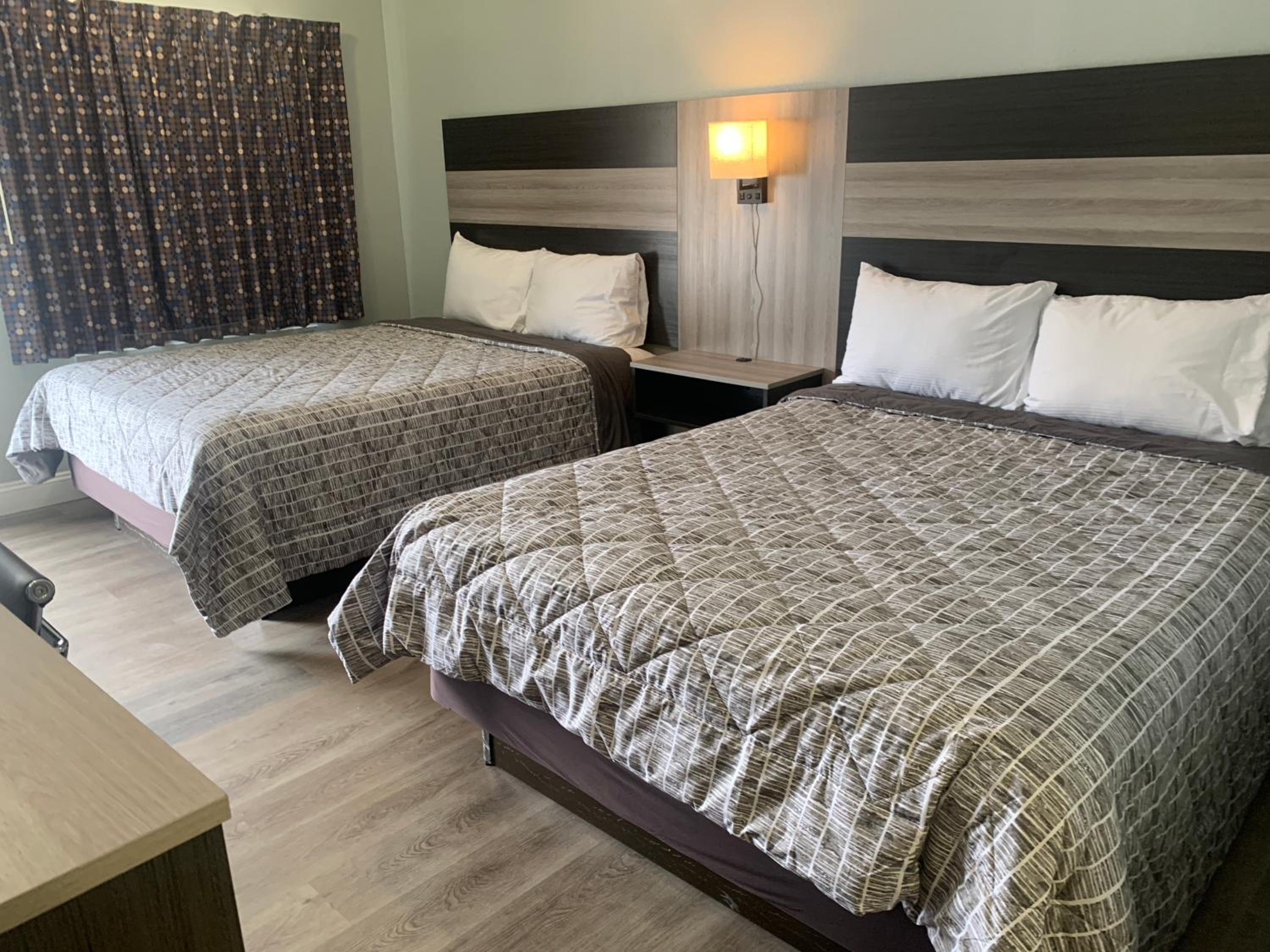 Two Queen Beds - Photo 4