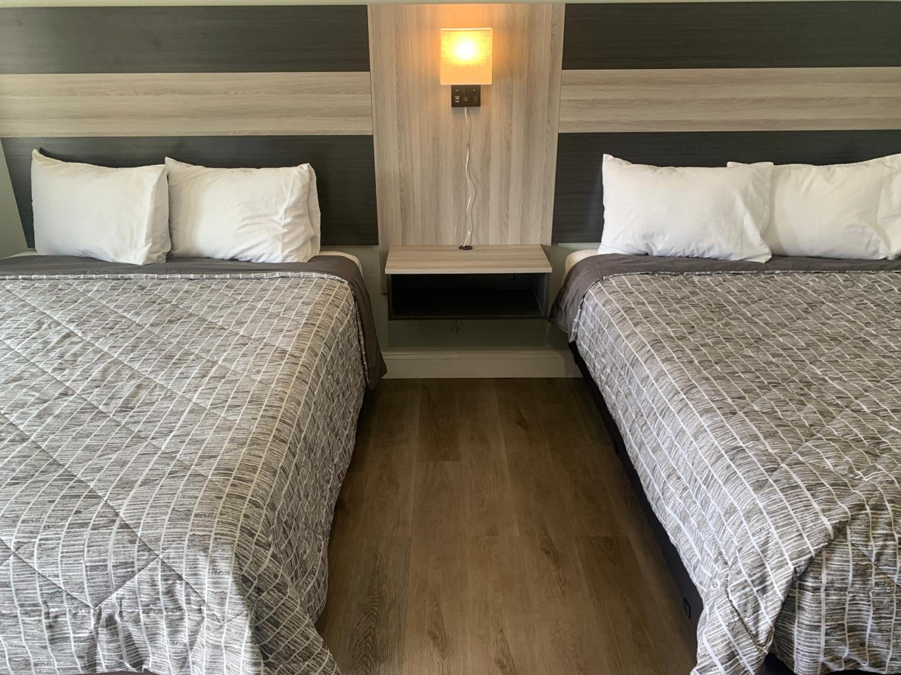 Two Queen Beds - Photo 5