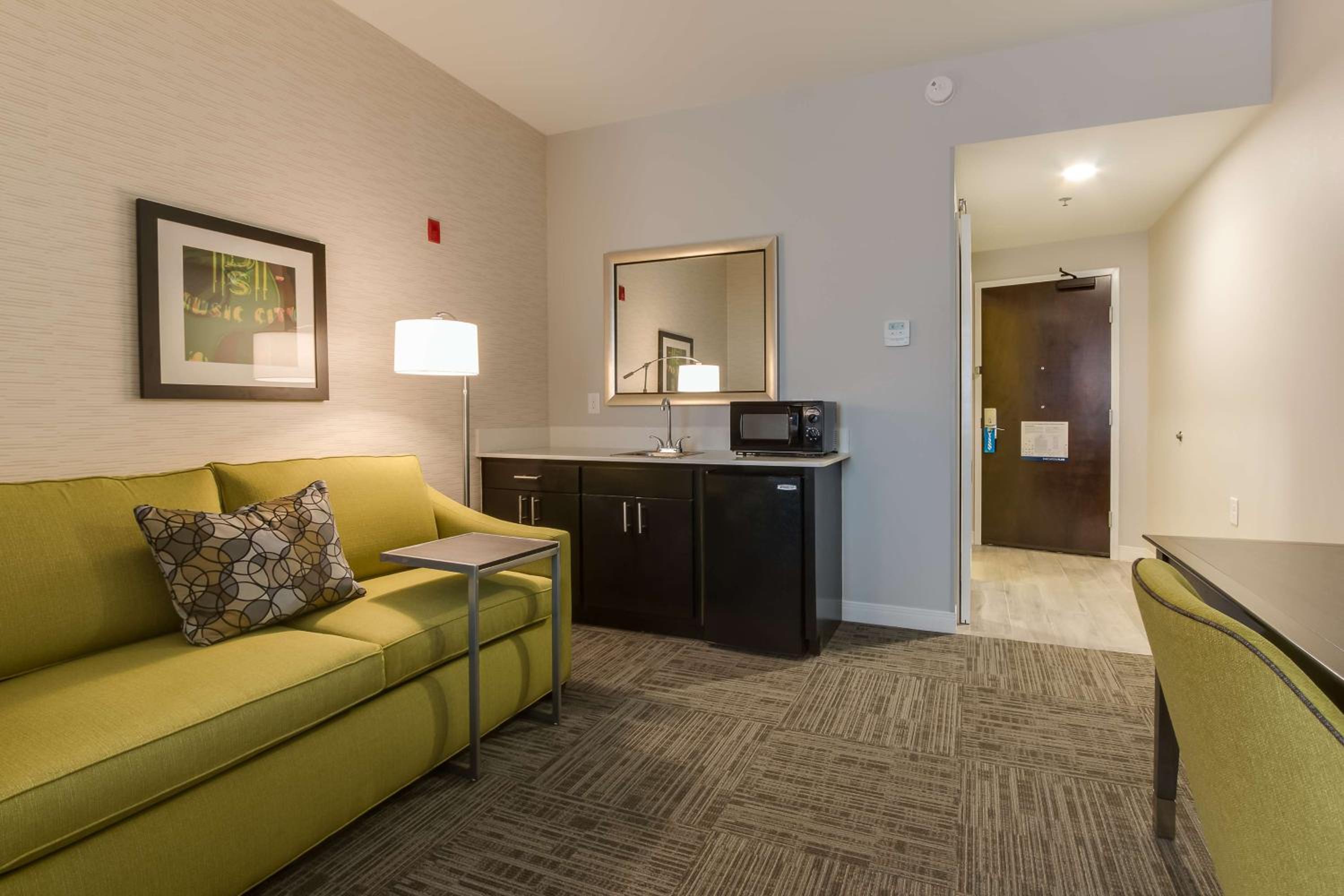 Queen Studio Suite with Two Queen Beds - Non-Smoking - Photo 3