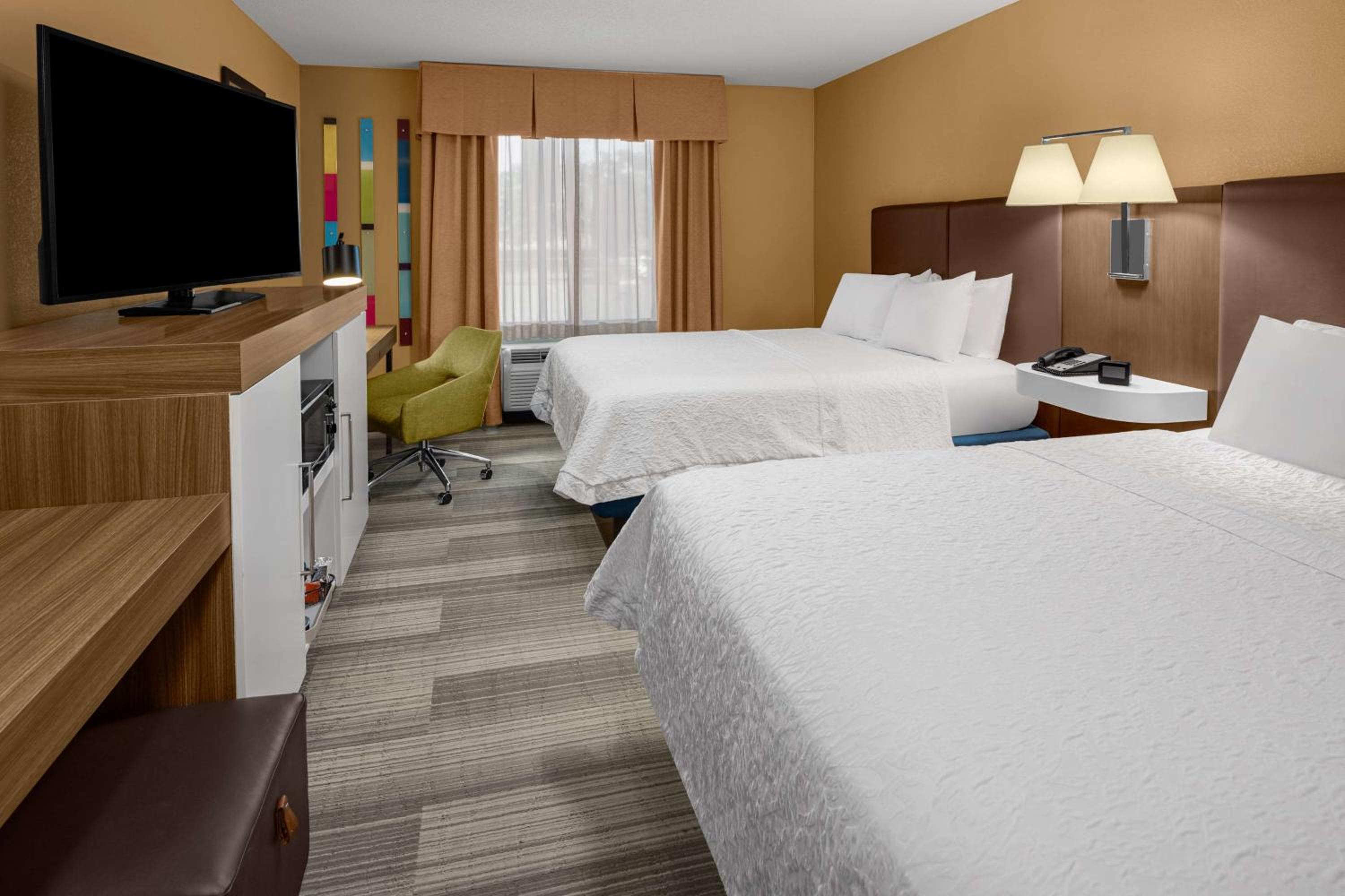 Room with Two Queen Beds - Non-Smoking - Photo 4