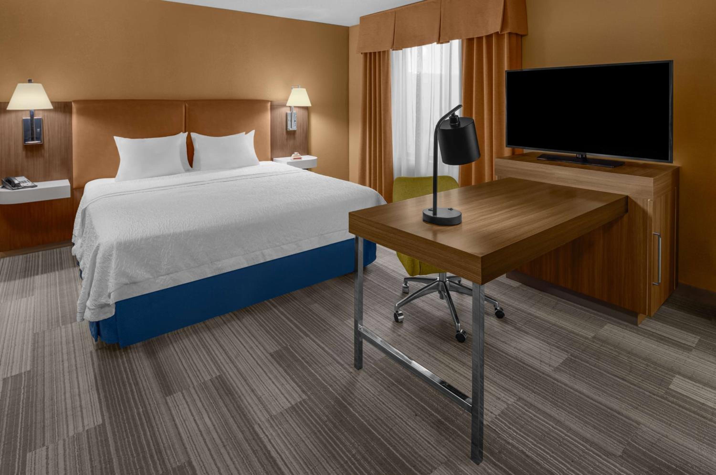 King Studio Suite with Whirlpool - Non-Smoking - Photo 5