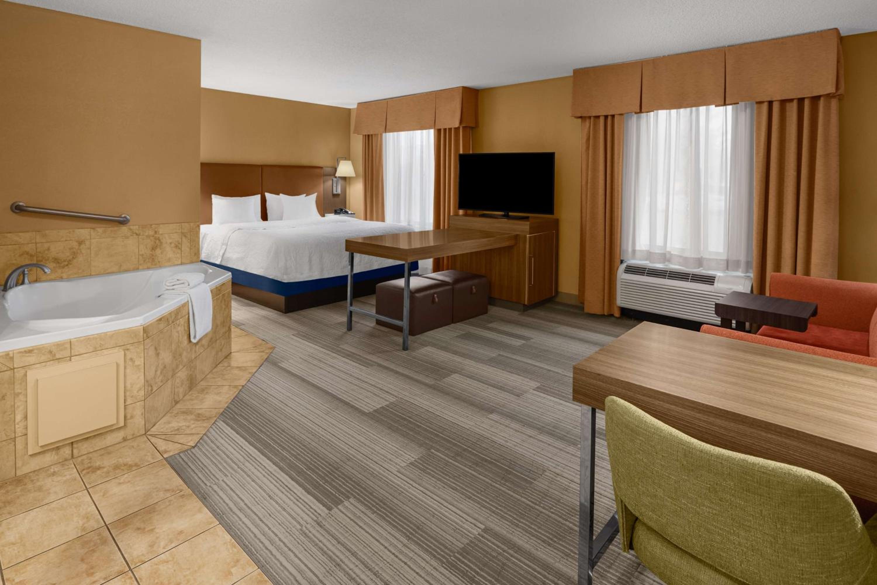 King Studio Suite with Whirlpool - Non-Smoking - Photo 6