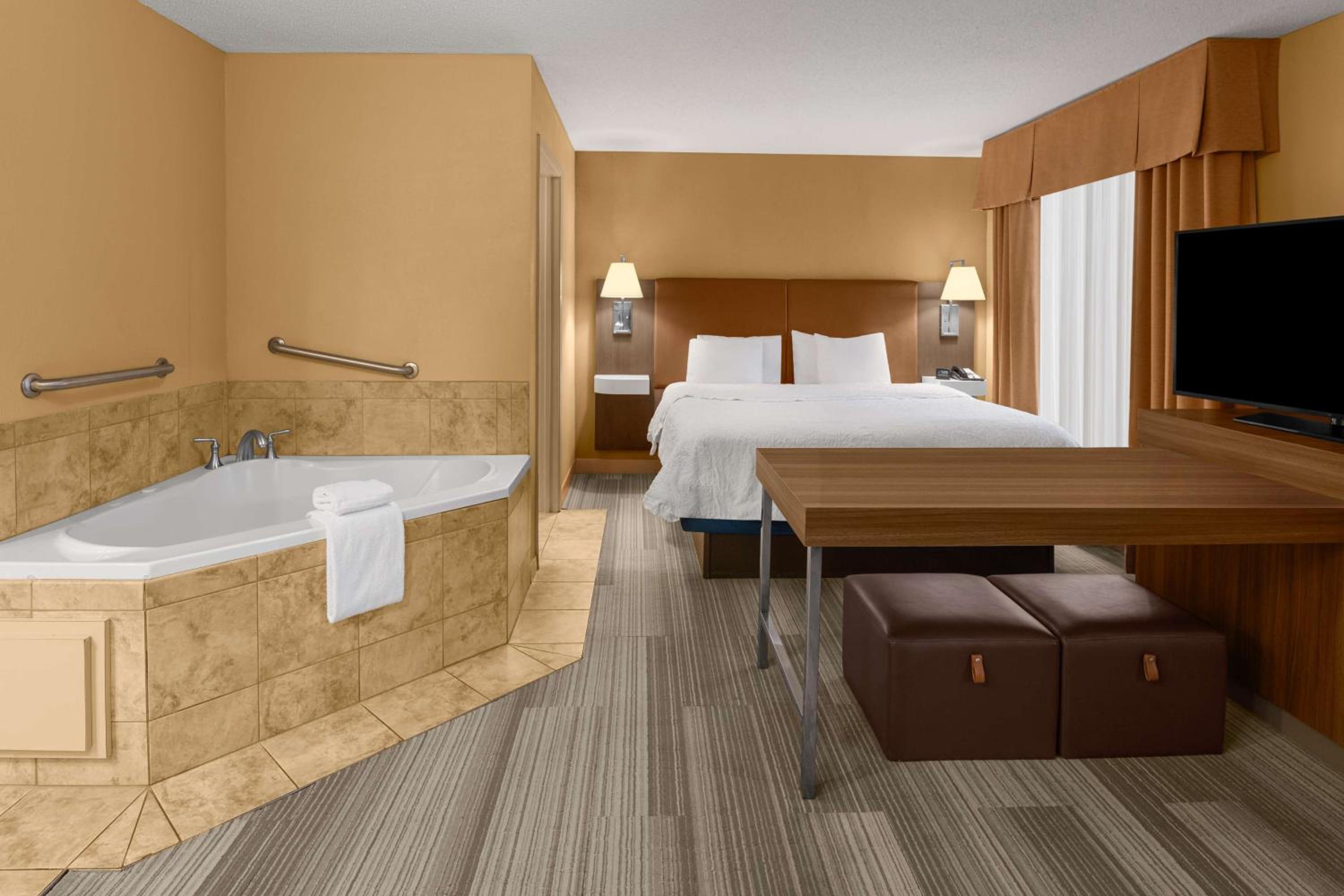 King Studio Suite with Whirlpool - Non-Smoking - Photo 3