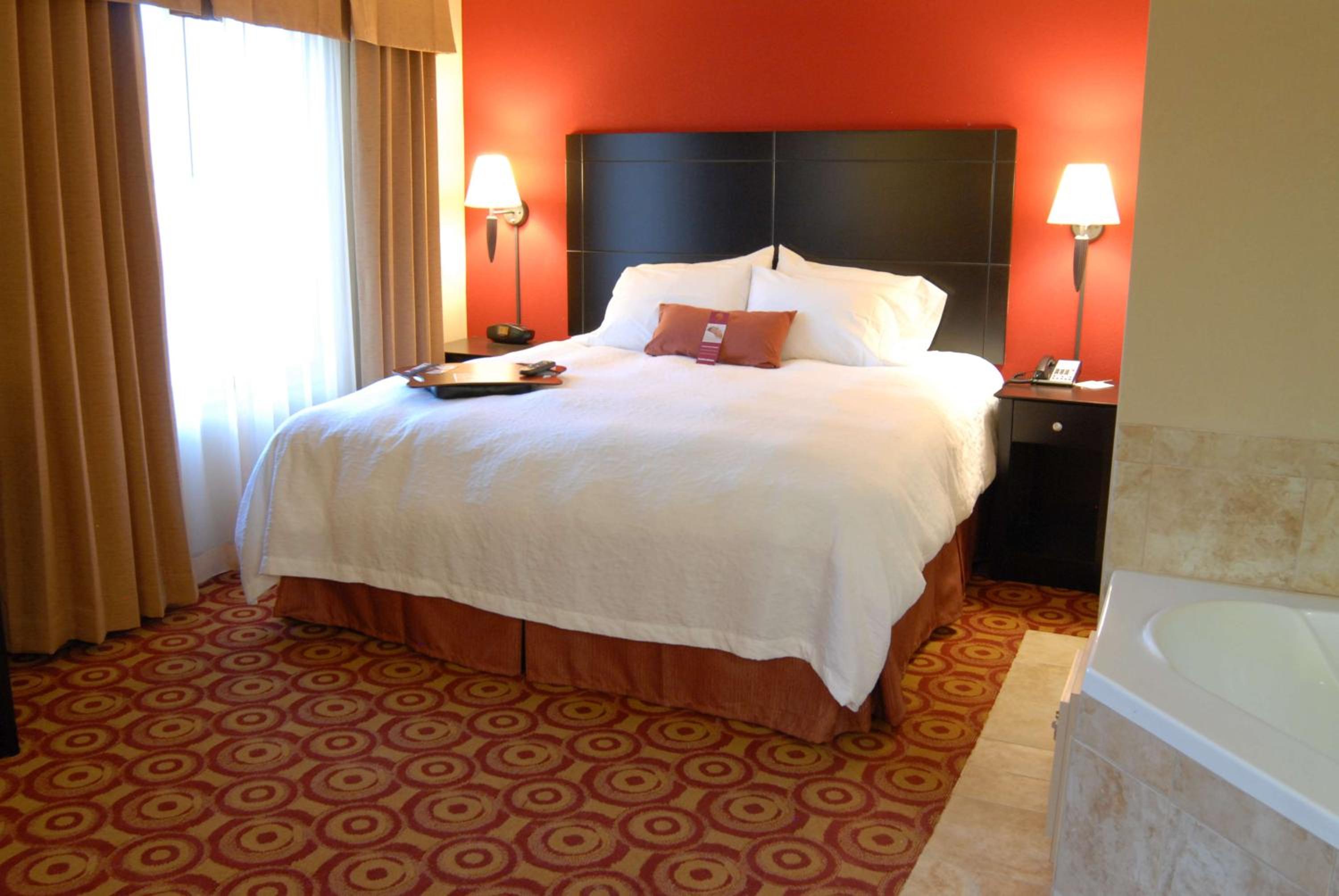 King Studio Suite with Whirlpool - Non-Smoking - Photo 2