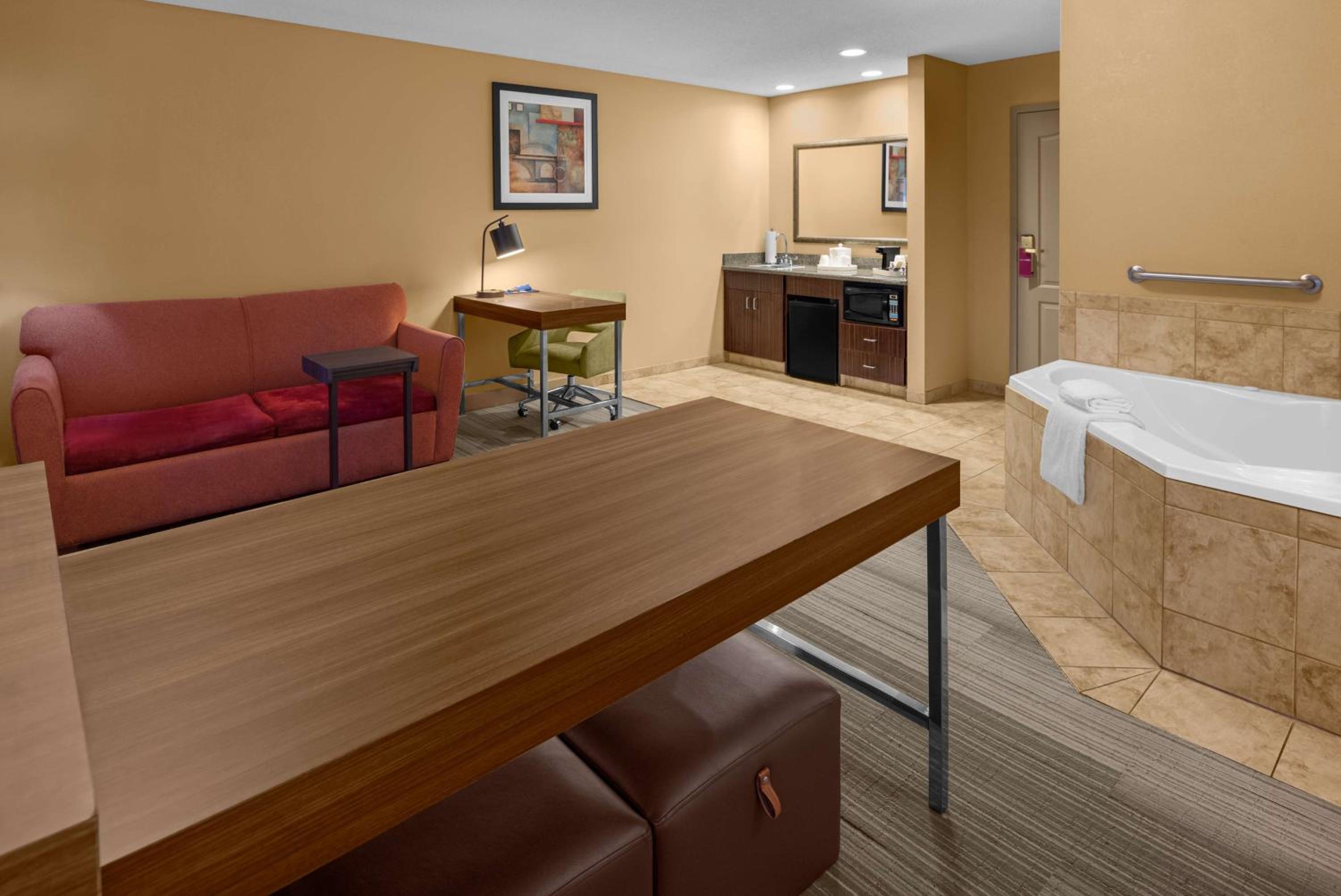King Studio Suite with Whirlpool - Non-Smoking - Photo 9