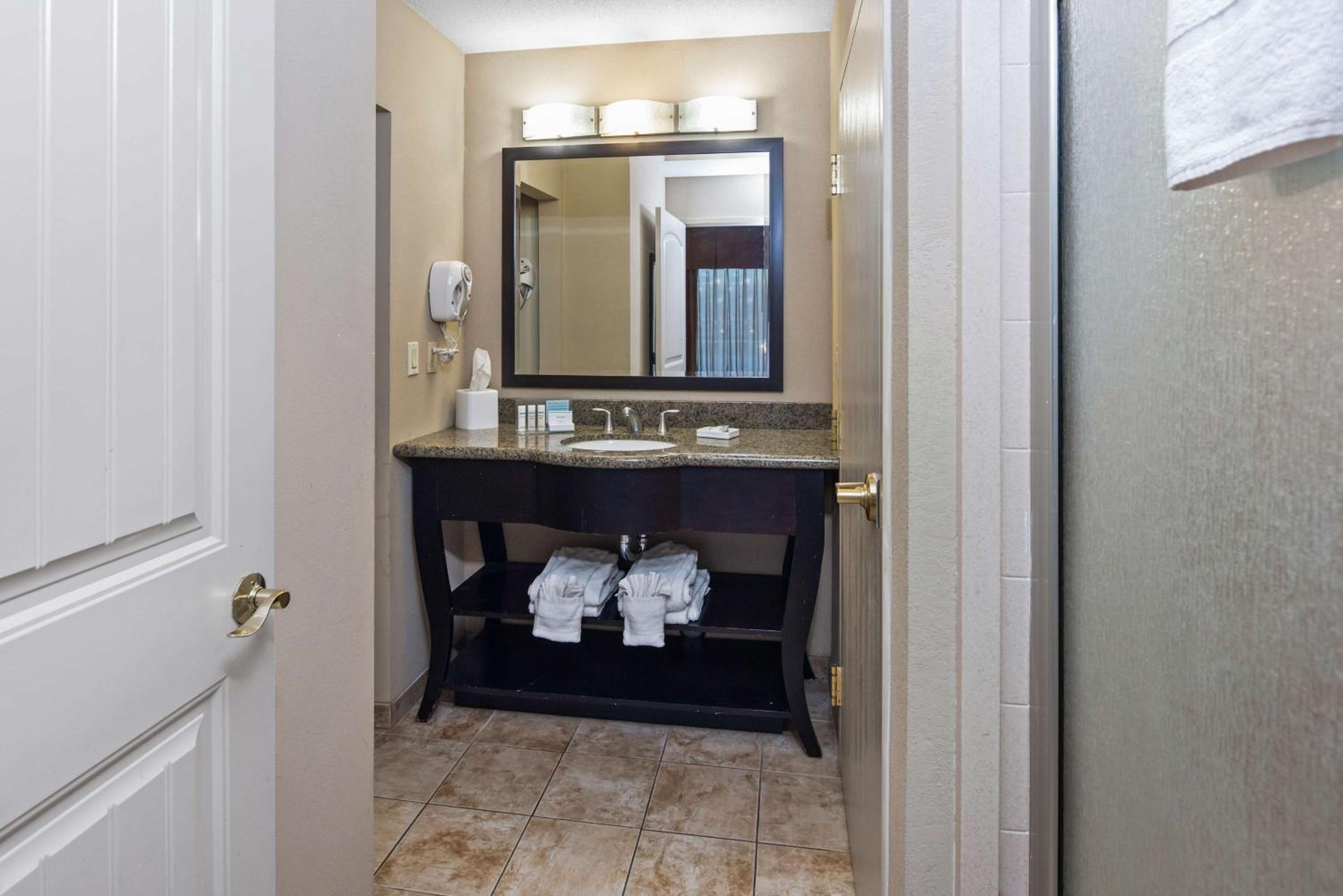 King Studio Suite with Whirlpool - Non-Smoking - Photo 8