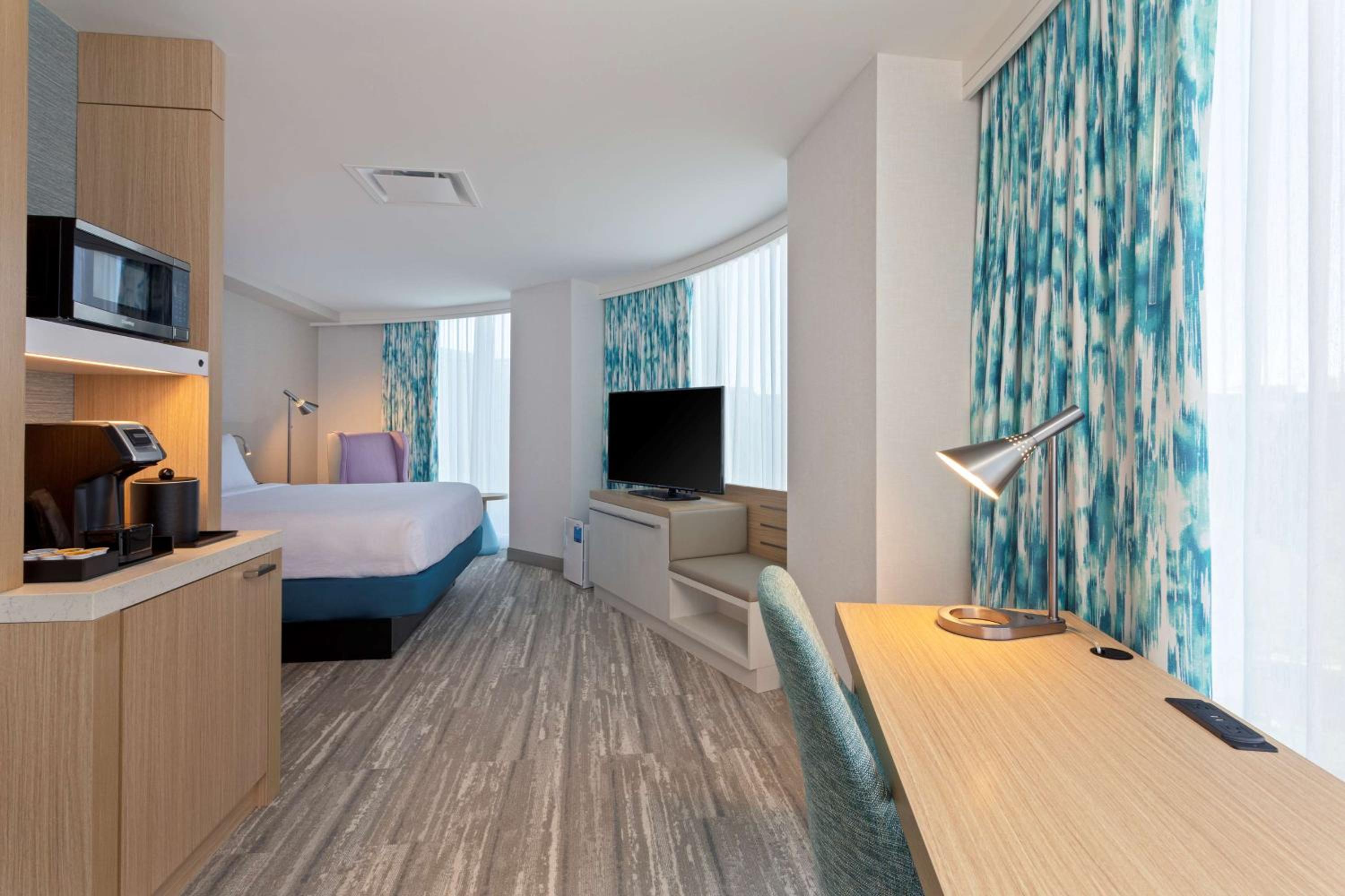 Premium King Room thumbnail 6
