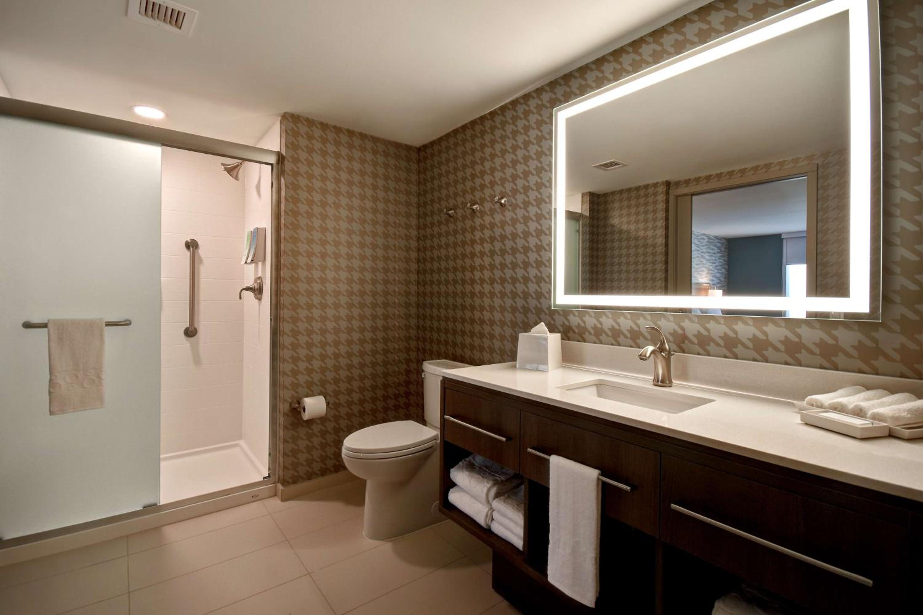 One-Bedroom King Suite - Non-Smoking thumbnail 6