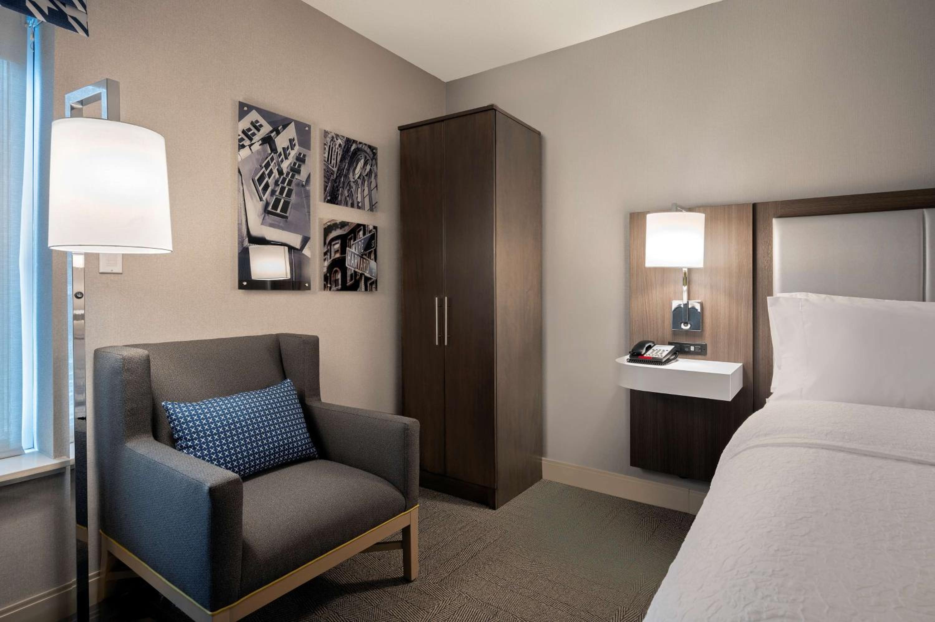 Queen Room with Roll-In Shower - Disability Access/Non-Smoking - Photo 4