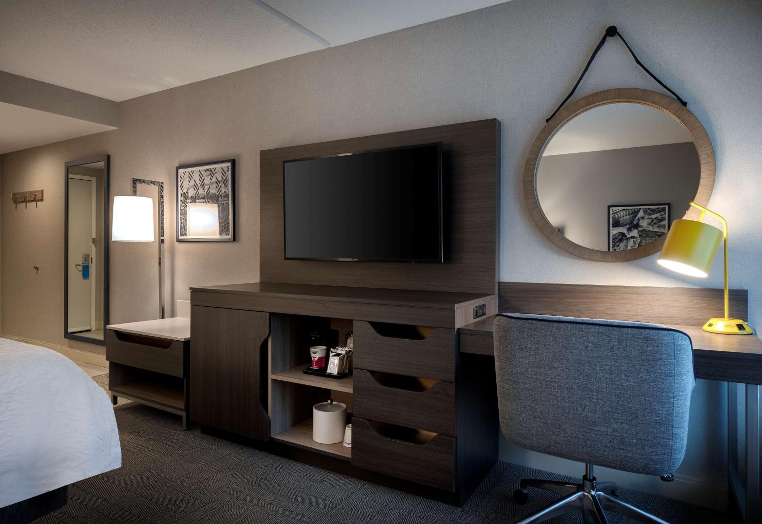 King Room with Sofa Bed - Non-Smoking - Photo 5