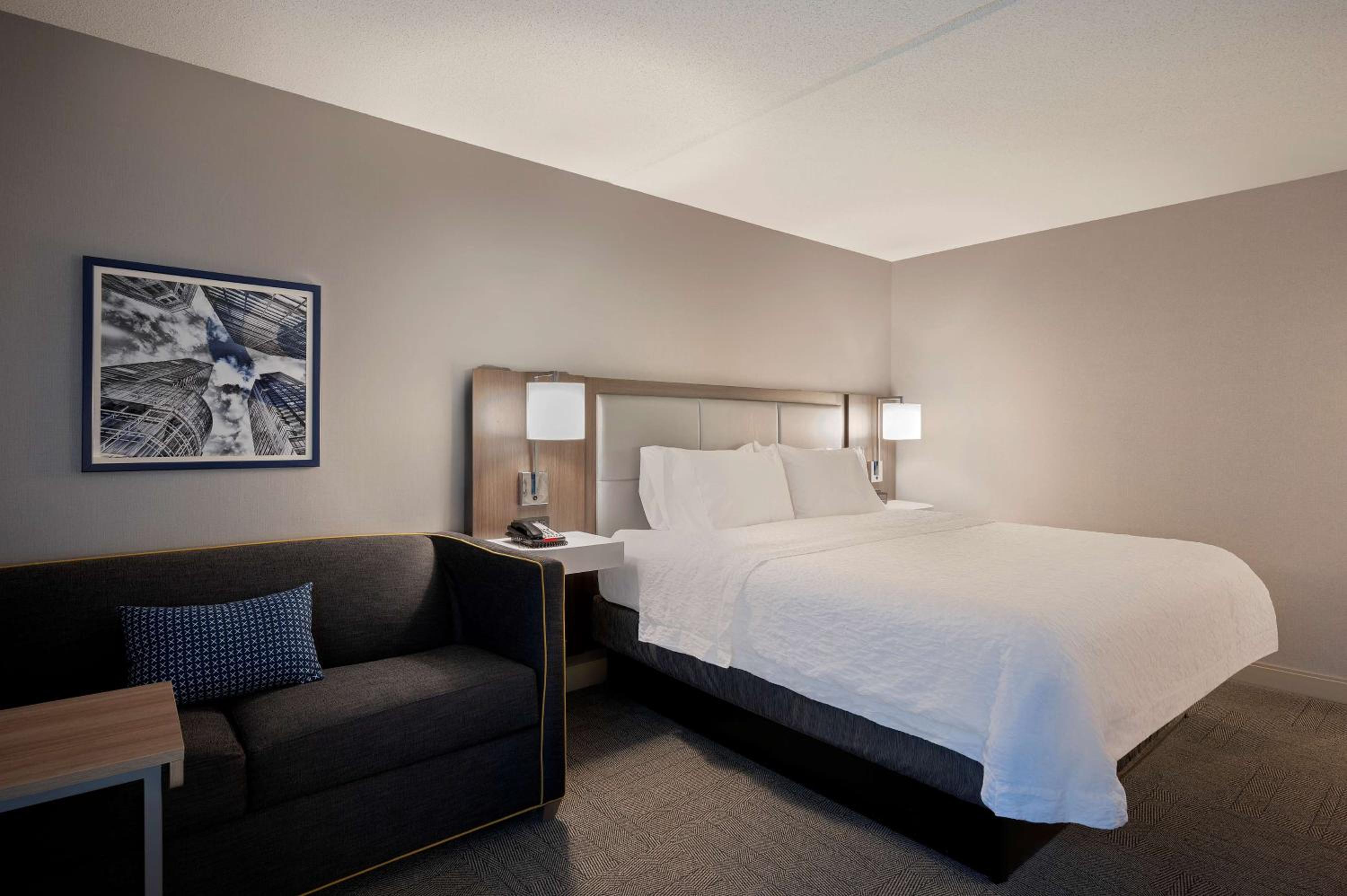 King Room with Sofa Bed - Non-Smoking - Photo 2