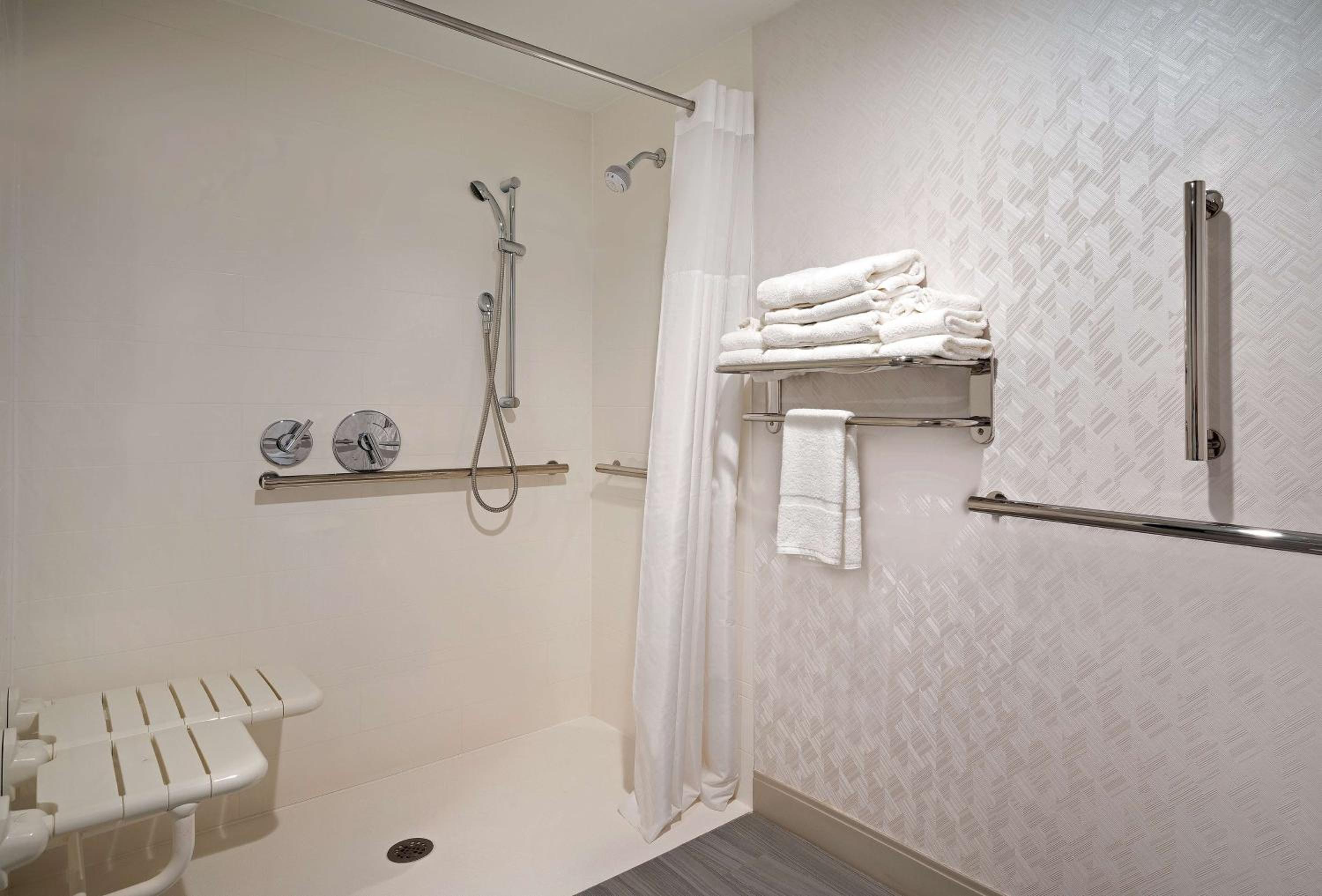 Queen Room with Roll-In Shower - Disability Access/Non-Smoking - Photo 2