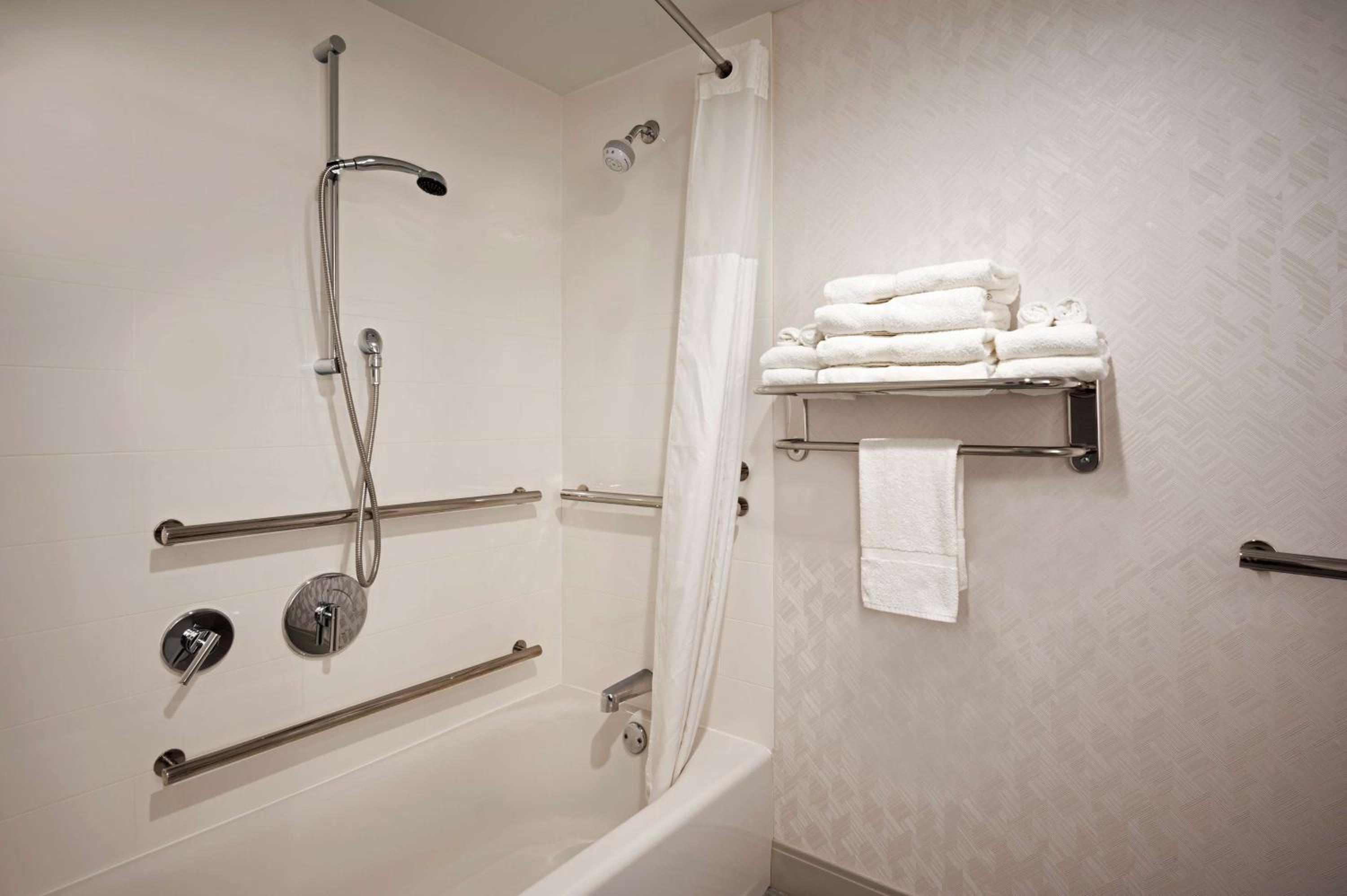 Queen Room with Bath Tub - Disability Access/Non-Smoking  - Photo 3
