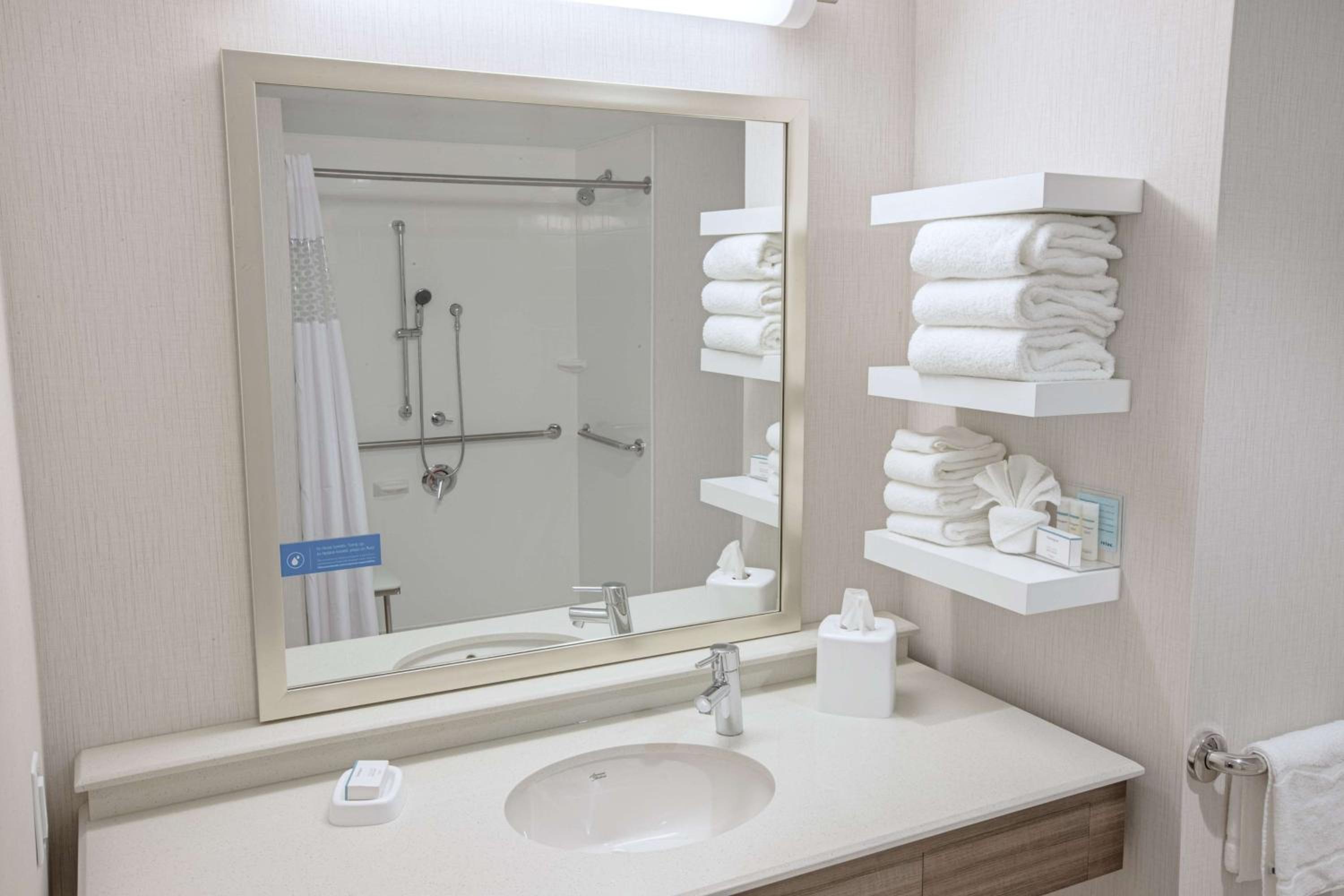King Room with Roll In Shower - Mobility Access/Non-Smoking photo 3