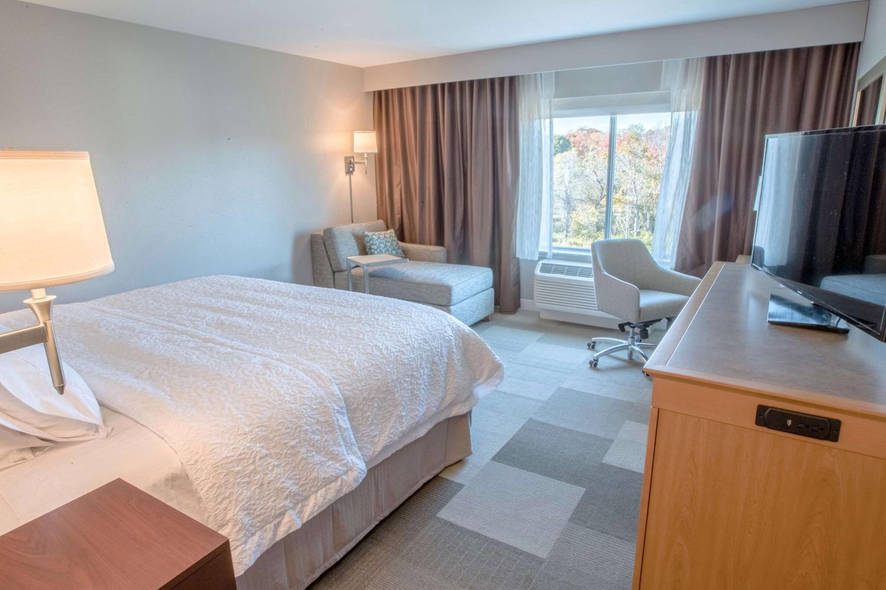 King Room with King Bed - Non-Smoking photo 3