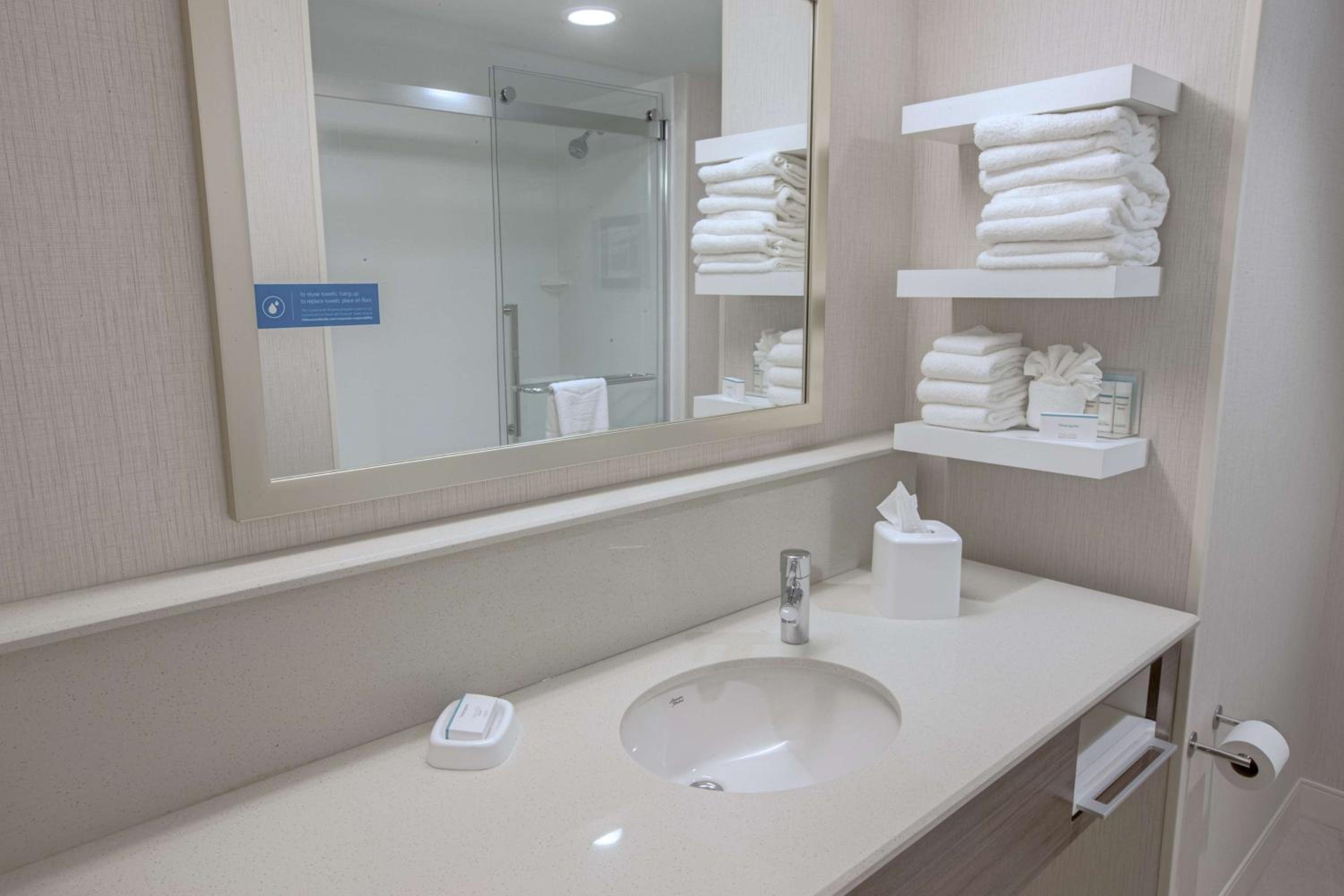 Queen Room with Two Queen Beds - Hearing Accessible/Non-Smoking photo 3