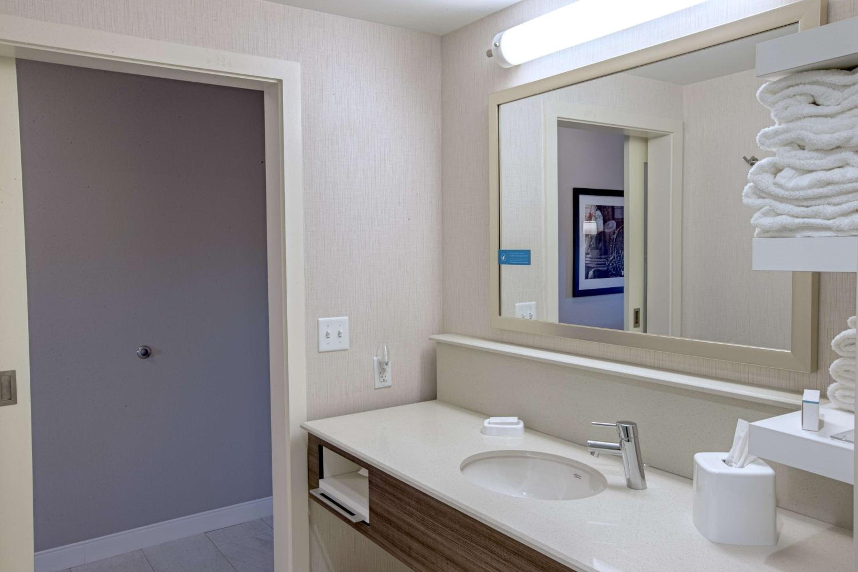 Queen Room with Two Queen Beds - Hearing Accessible/Non-Smoking photo 2